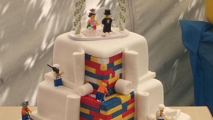 BRYLLUPSKAKE: For den ekstra lekne. Ikke rart denne kaken ble en viral-hit. Foto: Cupcakes by SJ