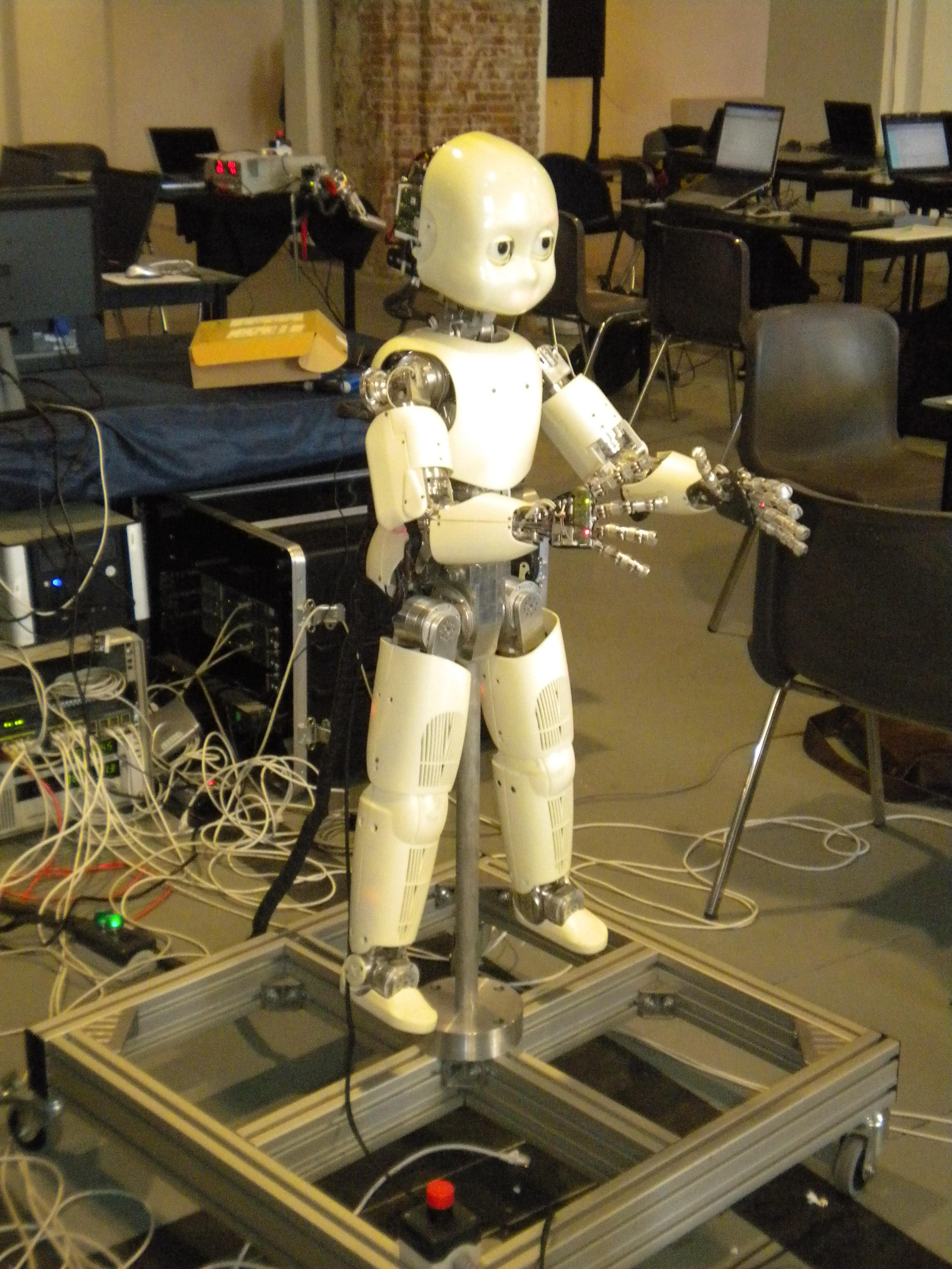 iCub blir montert. Roboten er 104 cm høy og veier 22 kg.