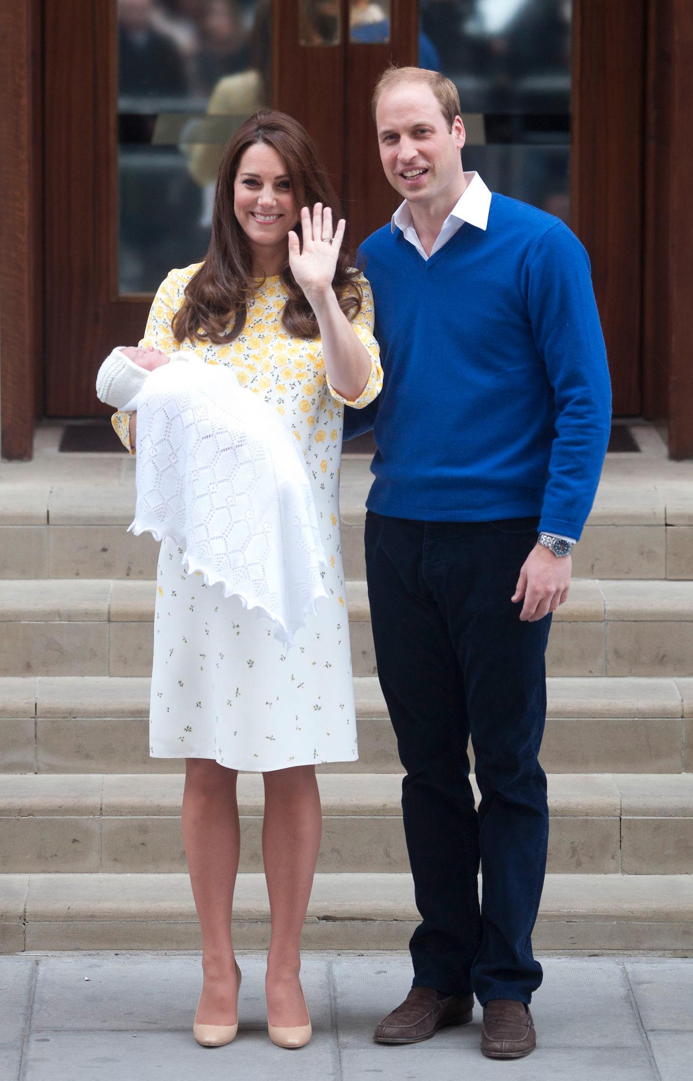 HILSTE PÅ VERDEN: Hertuginne Kate og hertug William dagen etter fødselen av prinsesse Charlotte. Kate ikledd en gul, mønstrete kjole fra Jenny Packham. Foto: Pa Photos