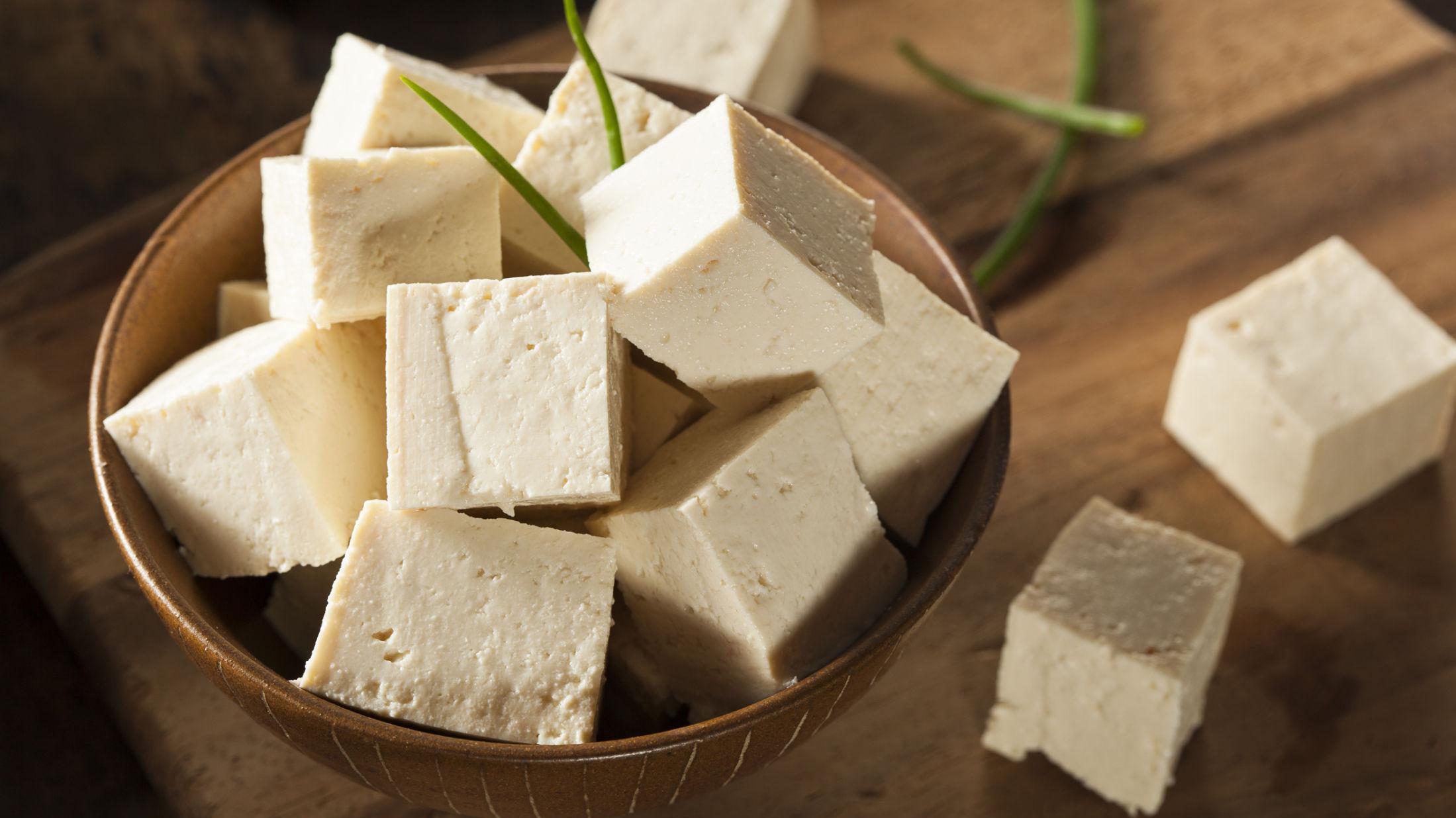HELT RÅTT: Helt rå tofu ligner på fetaost, men den er ikke like godt rått. Men veldog godt når du vet hvordan du skal tilberede den. Foto: NTB Scanpix.