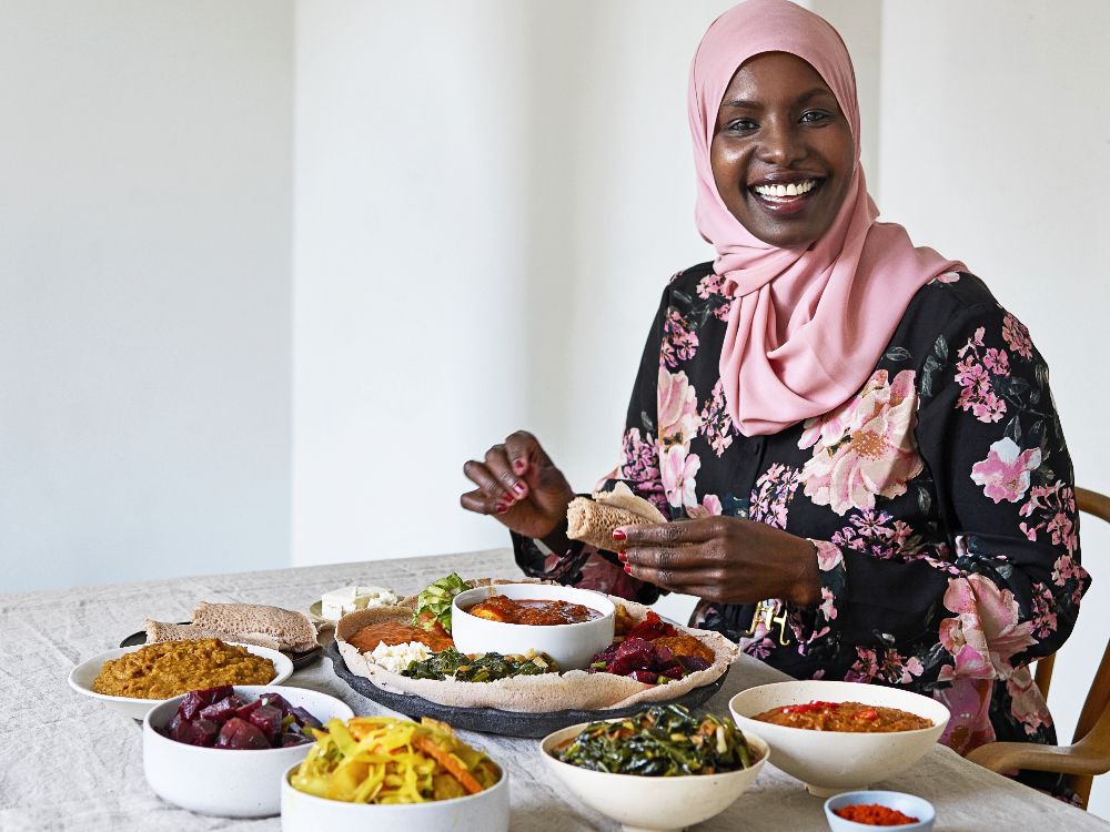 På Instagramkontot Khadijaskitchen samlar Khadija Mohamud mat från hela världen, men när hon nu ger ut sin första kokbok är fokus på afrikansk mat.