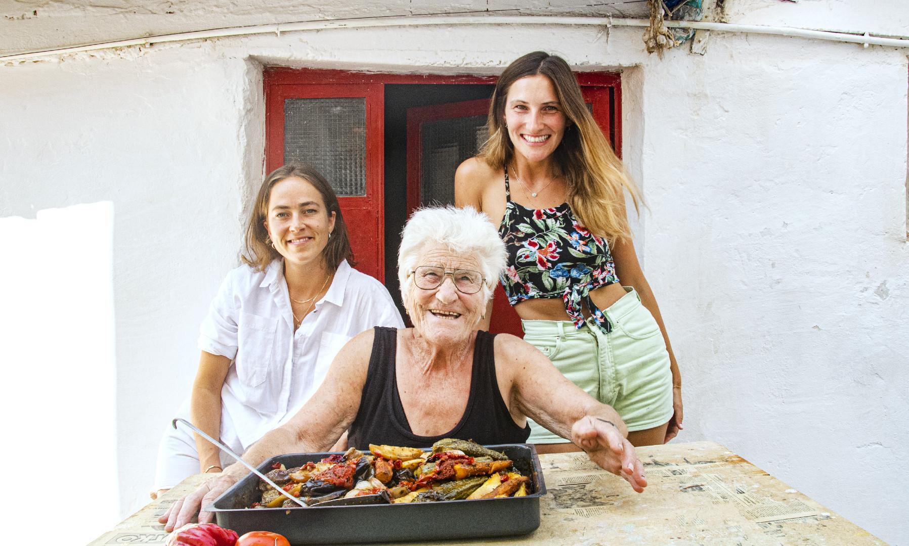 PÅ HJEMMEBANE: Iska Lupton (til venstre) sammen med Anastasia Miari – og hennes greske bestemor Yiayia – som var hele grunnen til at prosjektet «Grand Dishes» ble til. 