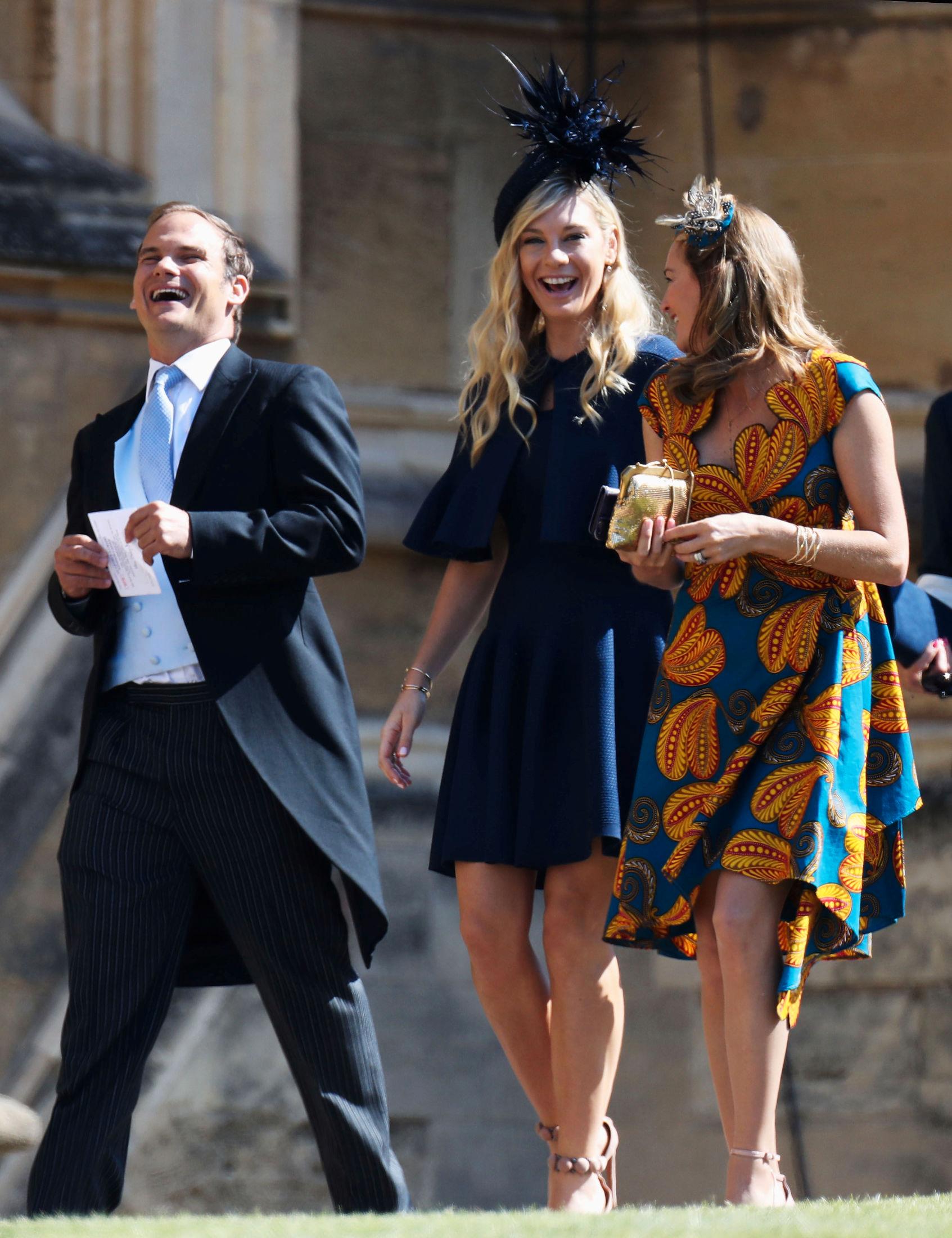 EKSKJÆRESTEN: Harrys tidligere flamme Chelsea Davy, hadde et av-og-på forhold til prinsen i flere år. Hun har på seg en mørkeblå kjole med folder fra livet og ned. Over skuldrene har hun en matchende kappe, og på hodet har hun en matchende kreasjon. Foto: Reuters.