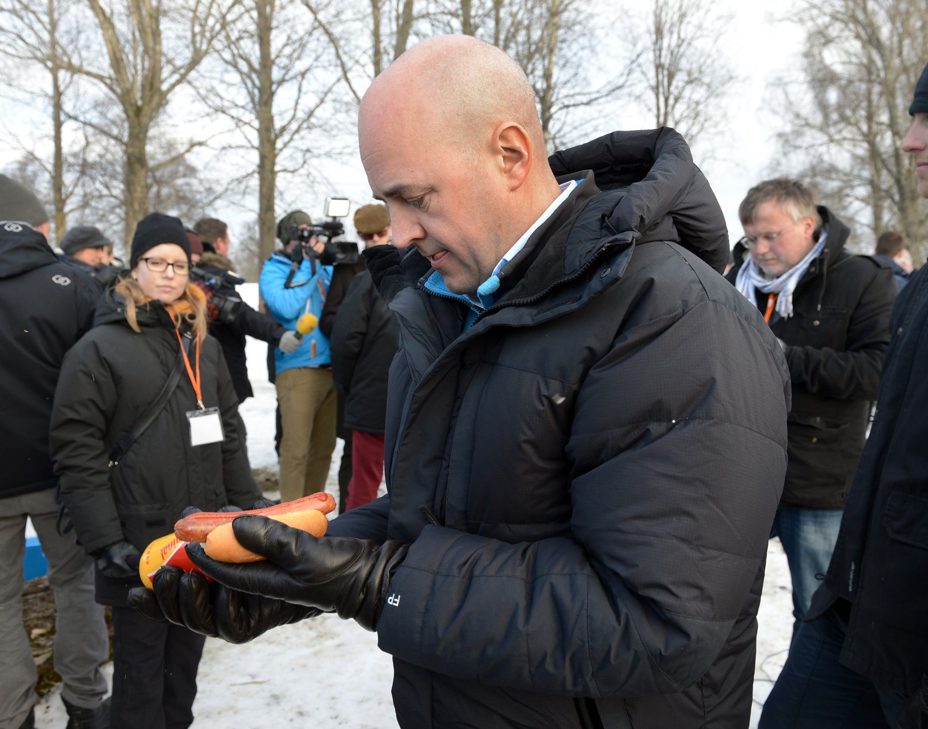 Fredrik Reinfeldt tackar inte nej till en korv med bröd.