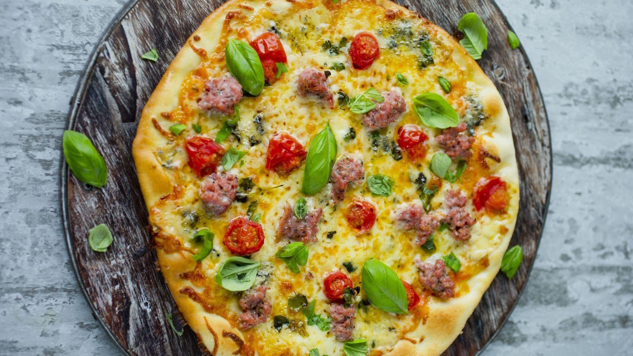 Rød Pizza: cherrytomater, basillikum, ost og italiensk pølse. Foto: Sara Johannessen