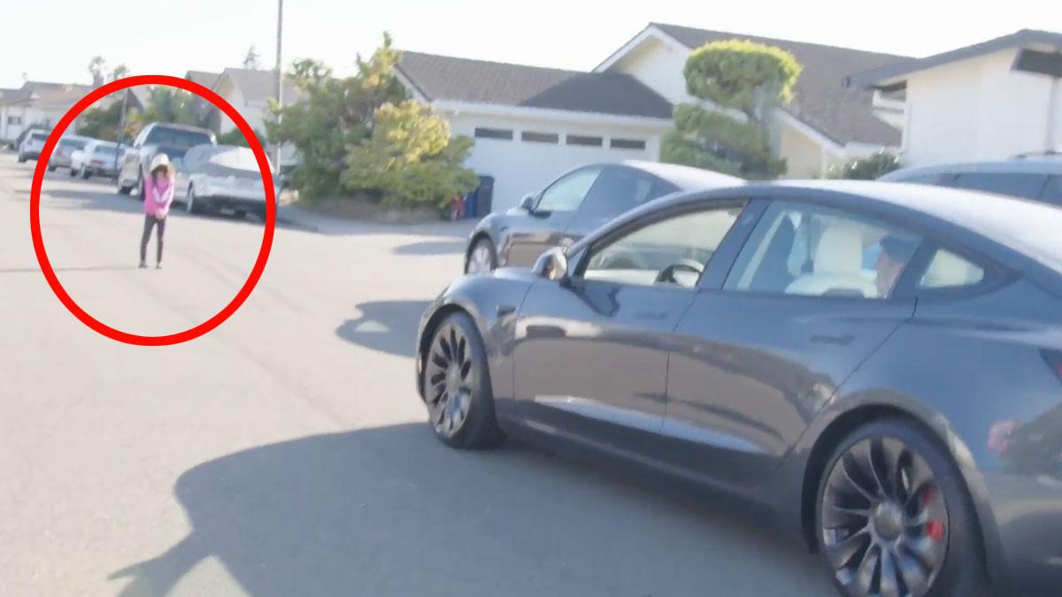 Testet Teslas selvkjøringsfunksjon med sine egne barn på veien