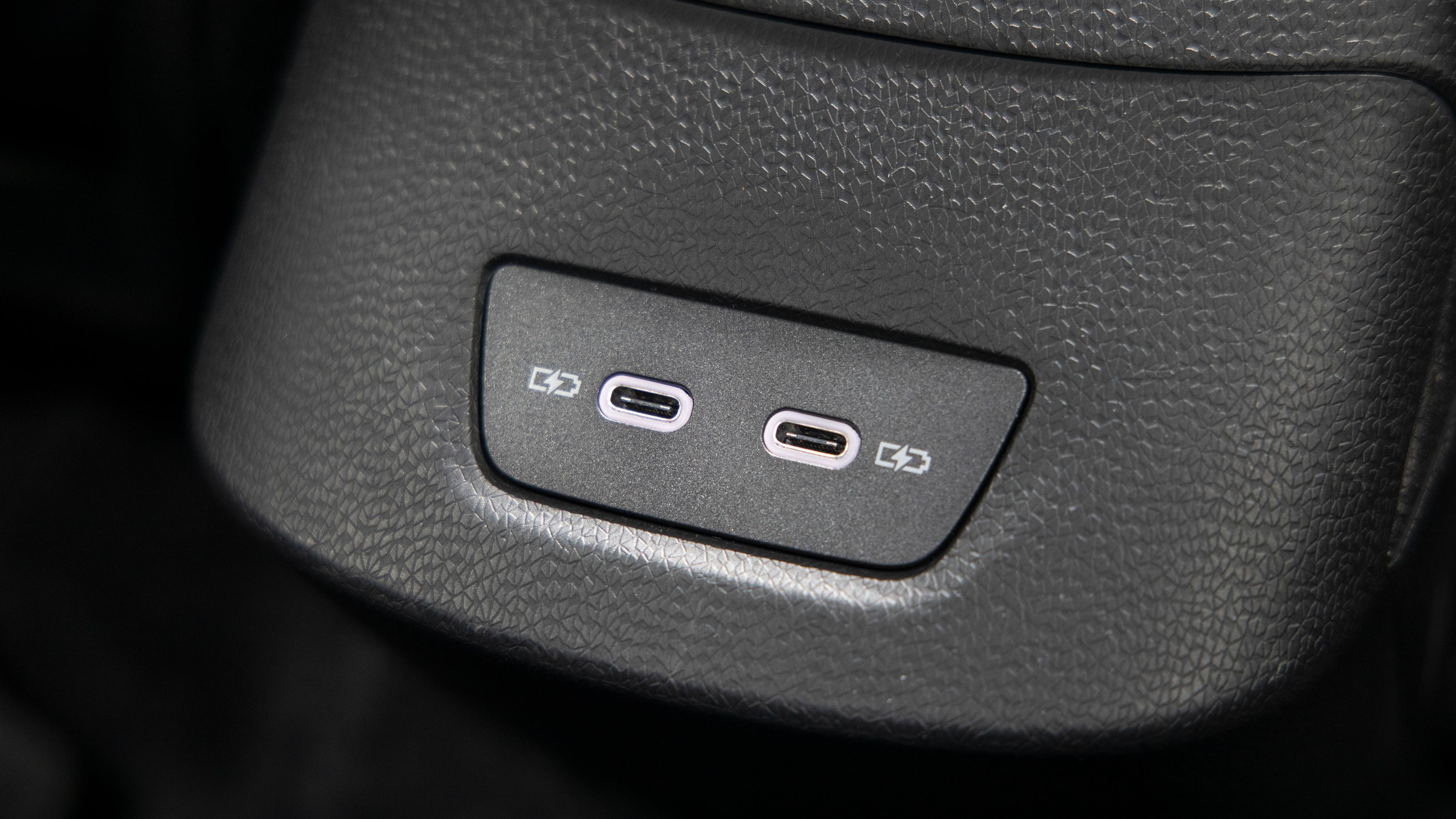 USB-C-porter er noe vi er glade for å se i en bil.