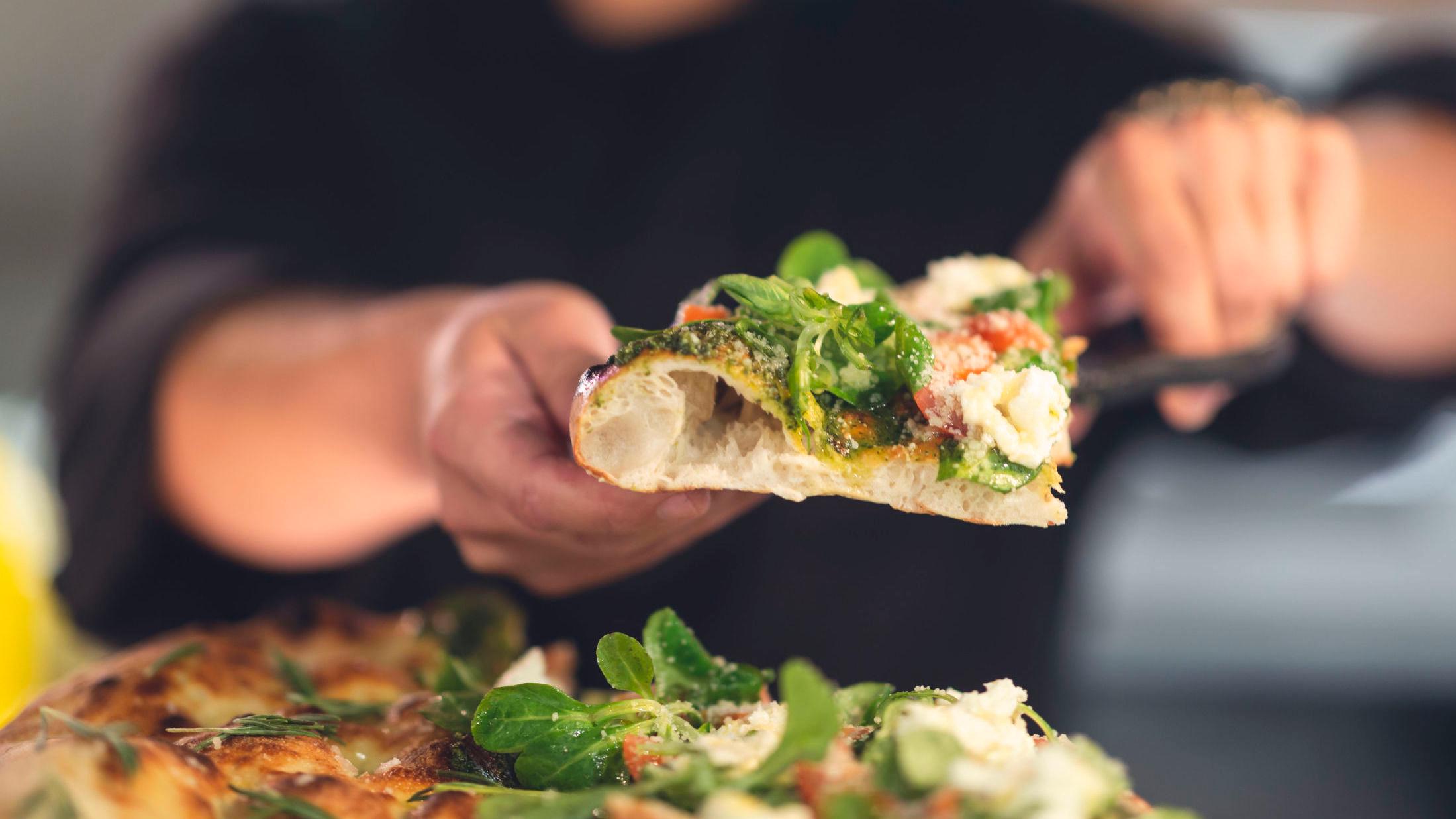 BYTT UT LANGPANNEN: Det finnes noen triks som gjør at du også kan lage ekte italiensk pizza hjemme – her kan du lære av kokkene på Mamma Pizza. 