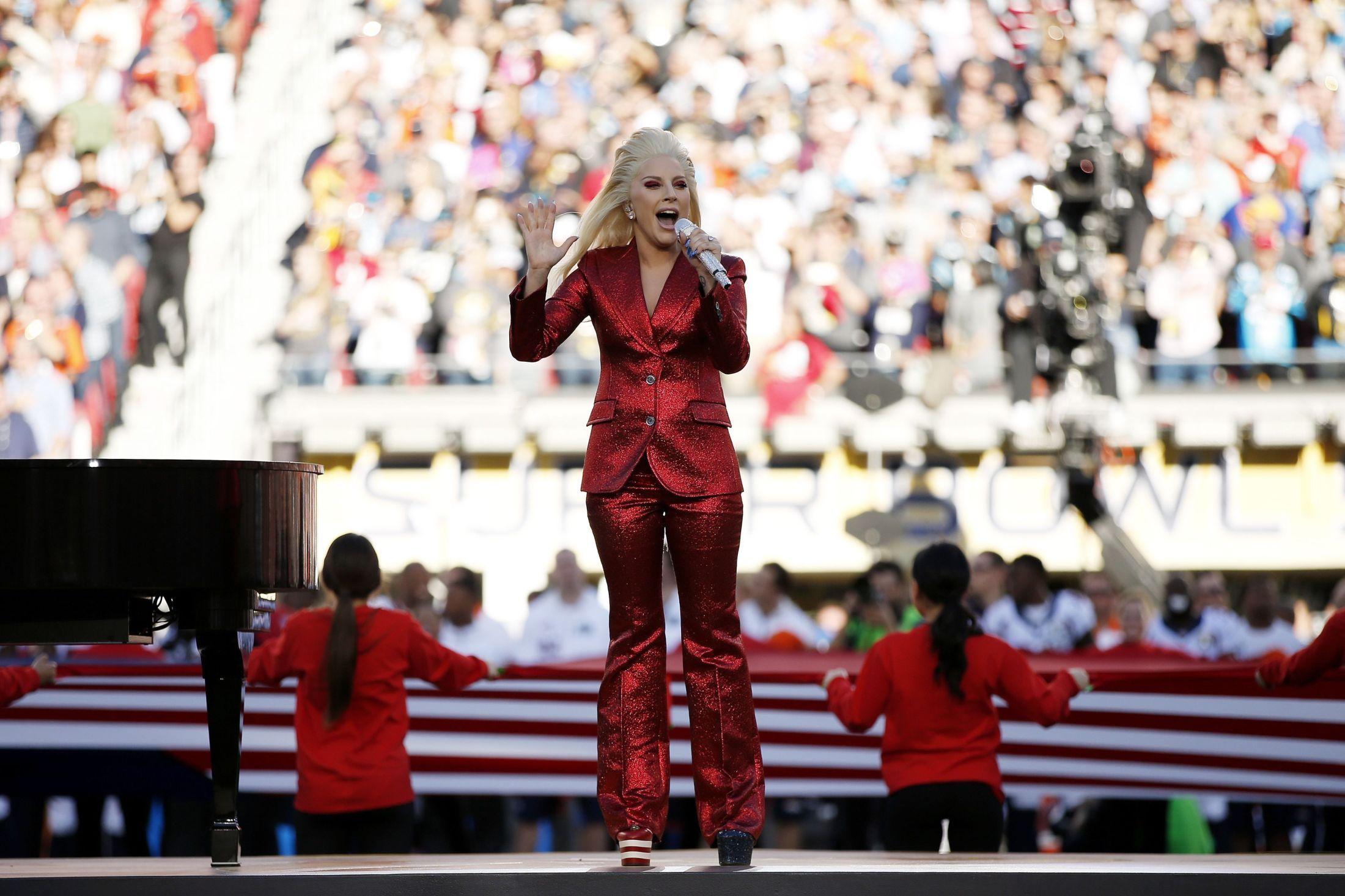 GLITRET: Lady Gaga hadde på seg en rød glitterdress på Super Bowl i 2016. Foto: AFP