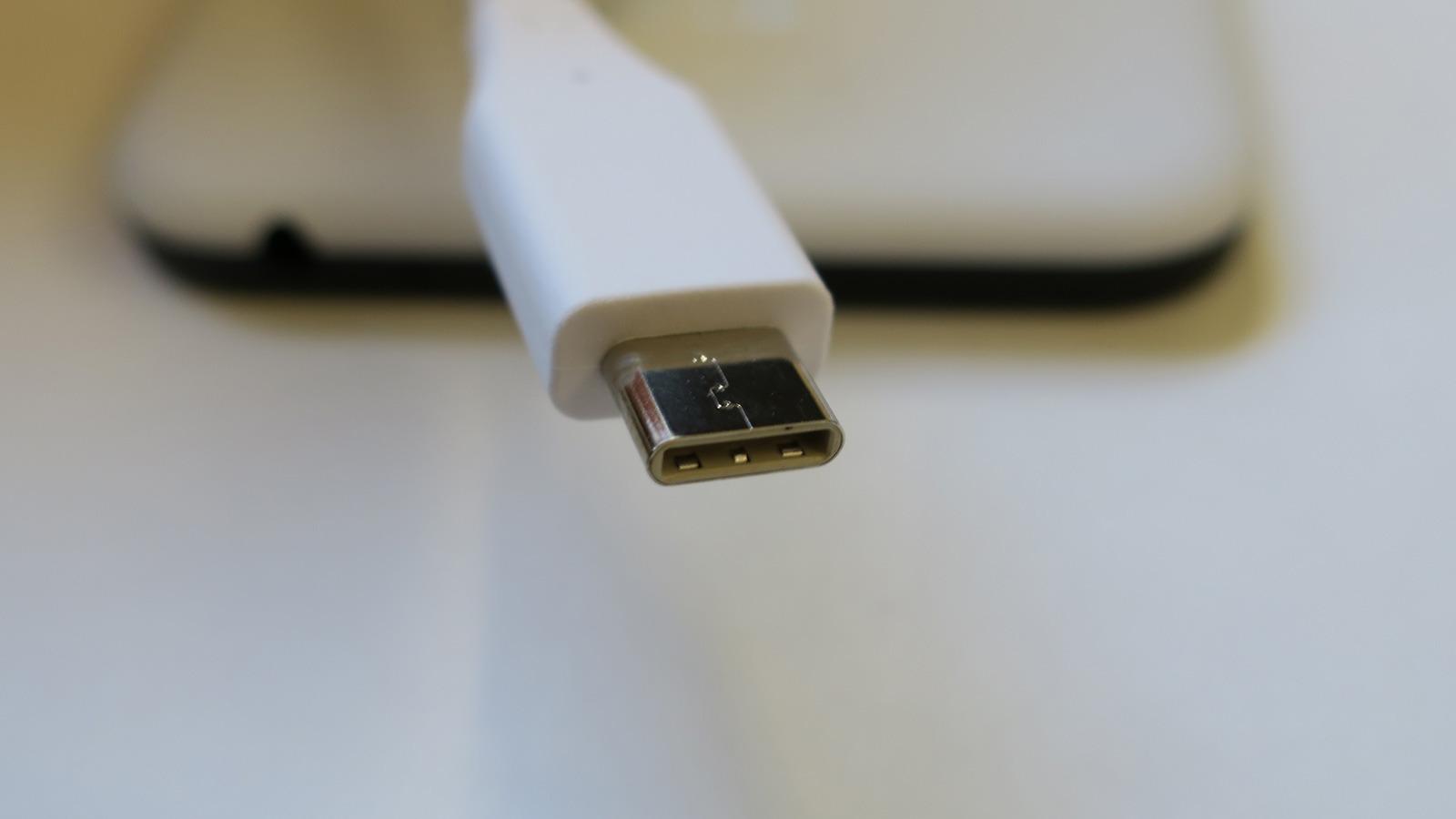Pass på å ha med originalladeren. Det er vanskelig å finne noen som kan hjelpe deg med strøm til mobiler med den nye USB Type-C-standarden.. Foto: Espen Irwing Swang, Tek.no