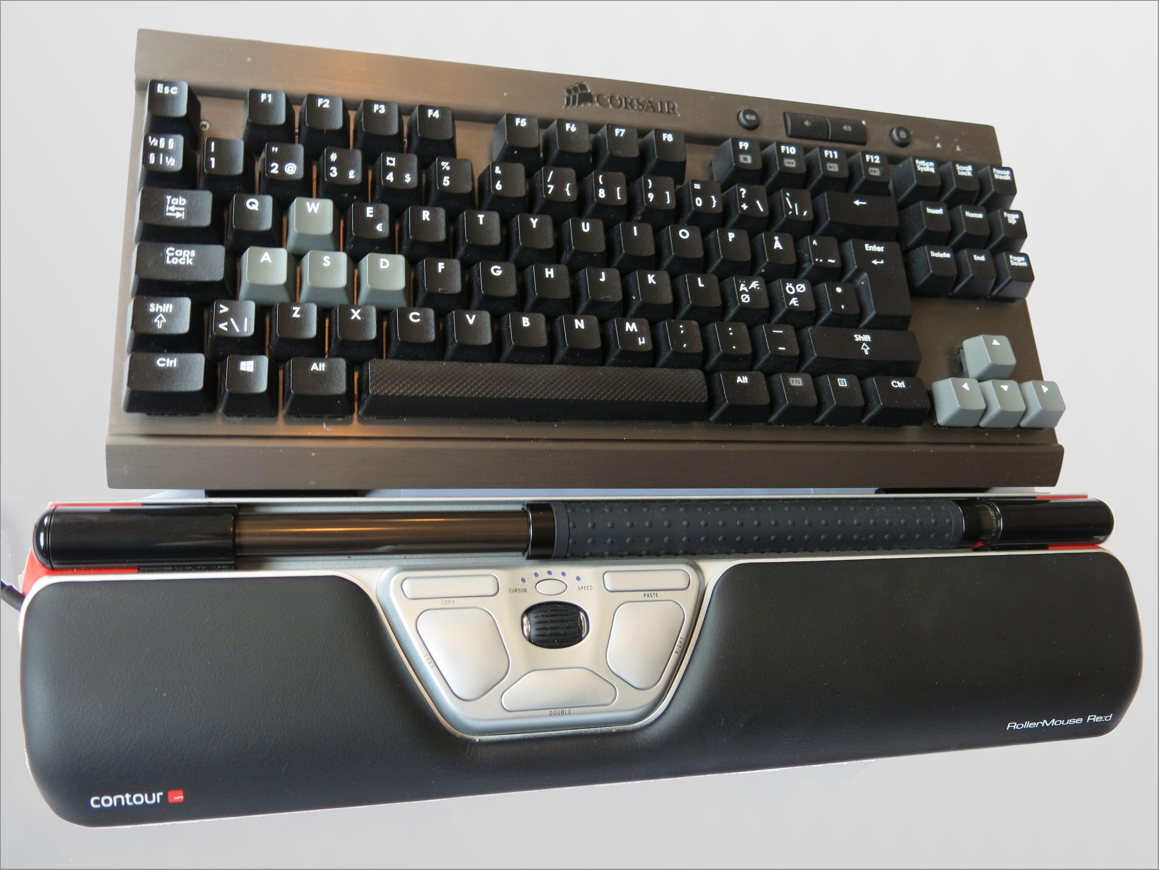 Du kan stille bredden til festestykkene slik at rullemusen fungerer til alle typer tastaturer.Foto: Torstein Sørnes, Hardware.no