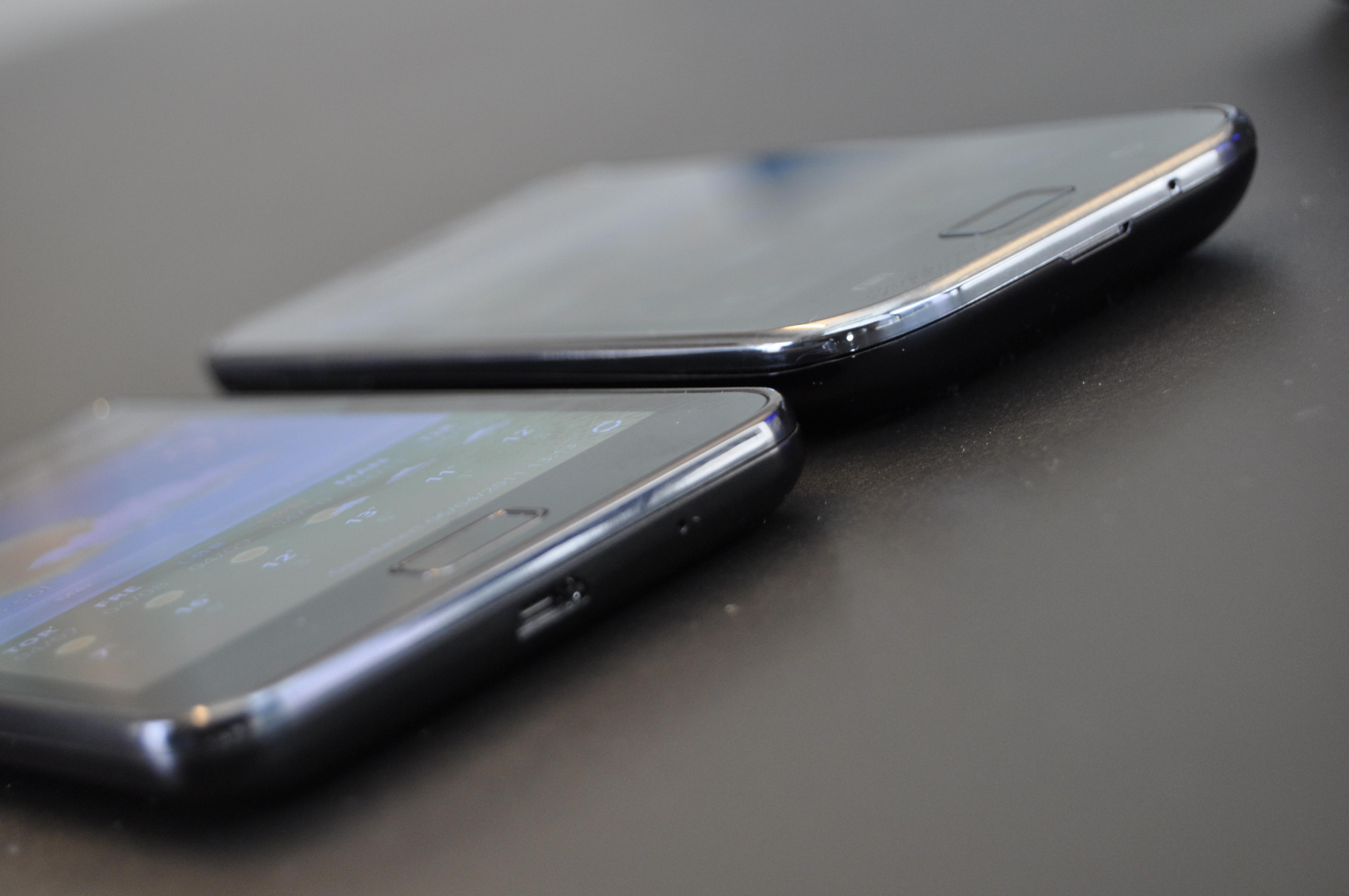 Galaxy S II (til venstre) har blitt tynnere enn Galaxy S.