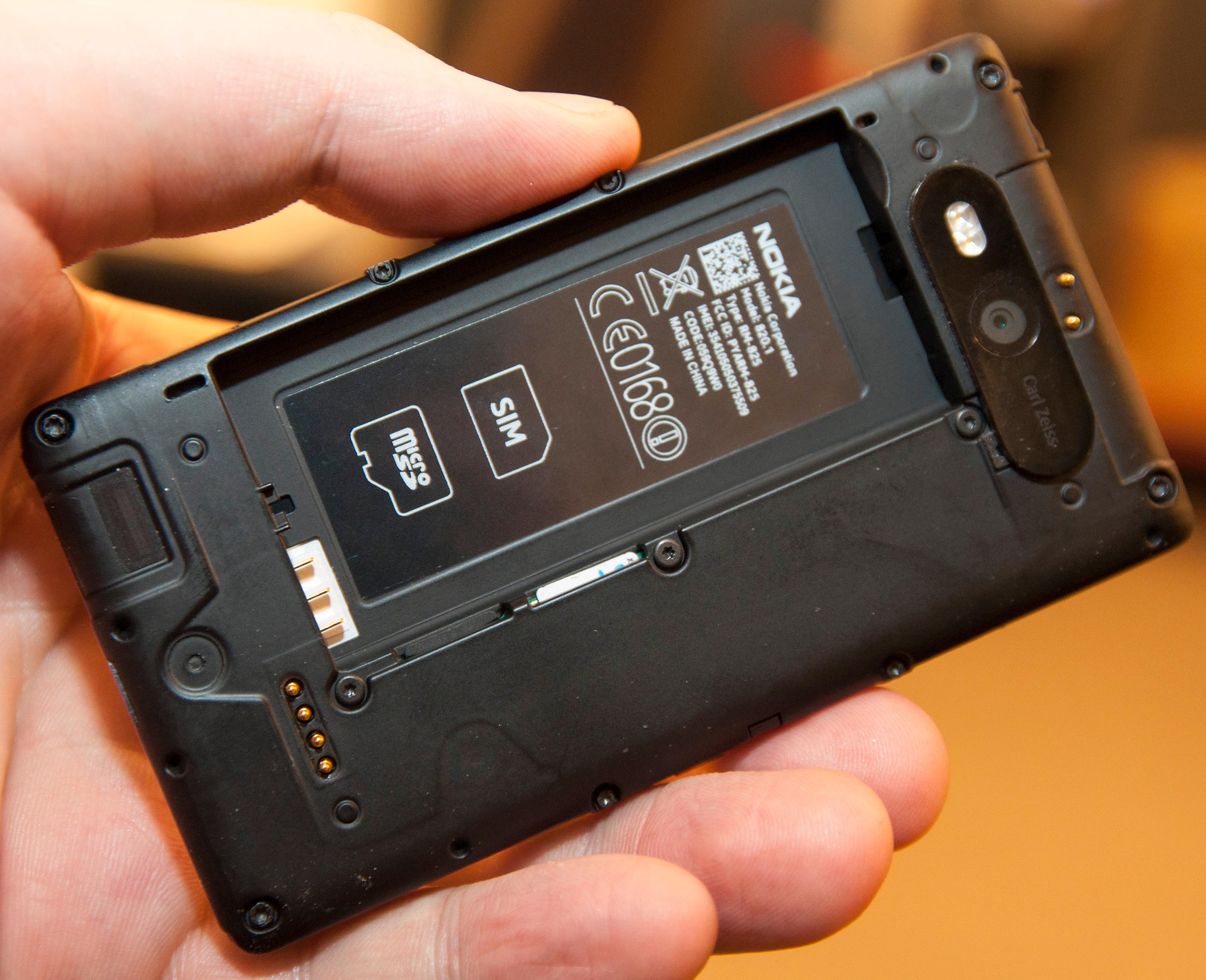 Nokia Lumia 820 har utskiftbart batteri og støtte for minnekort.Foto: Finn Jarle Kvalheim, Amobil.no