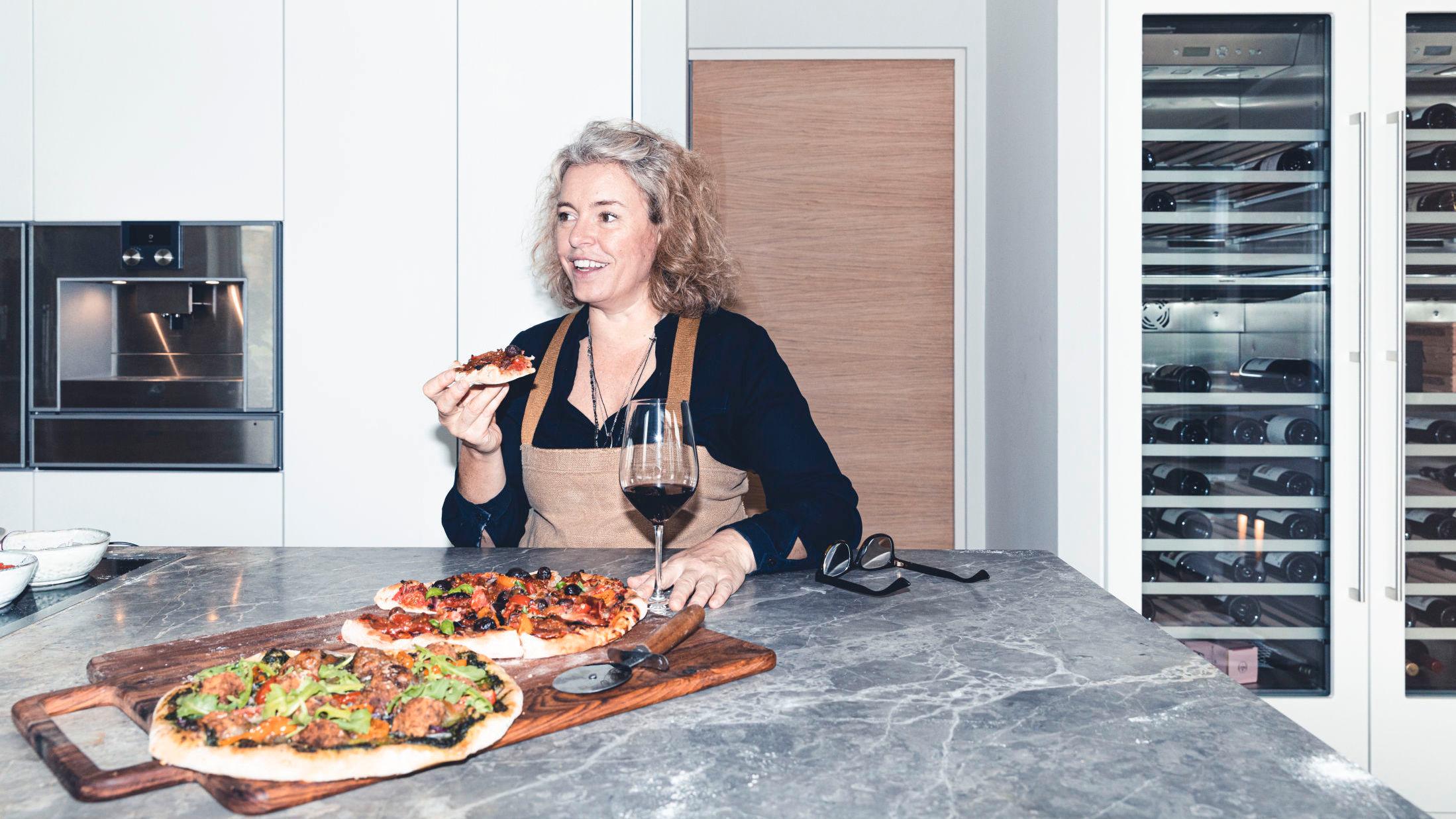 FAST HELGEKOS: Matblogger Ina-Janine Johnsen har oppgradert langpannepizzaen med tynne pizzaer laget på eltefri bunn. Foto: Krister Sørbø
