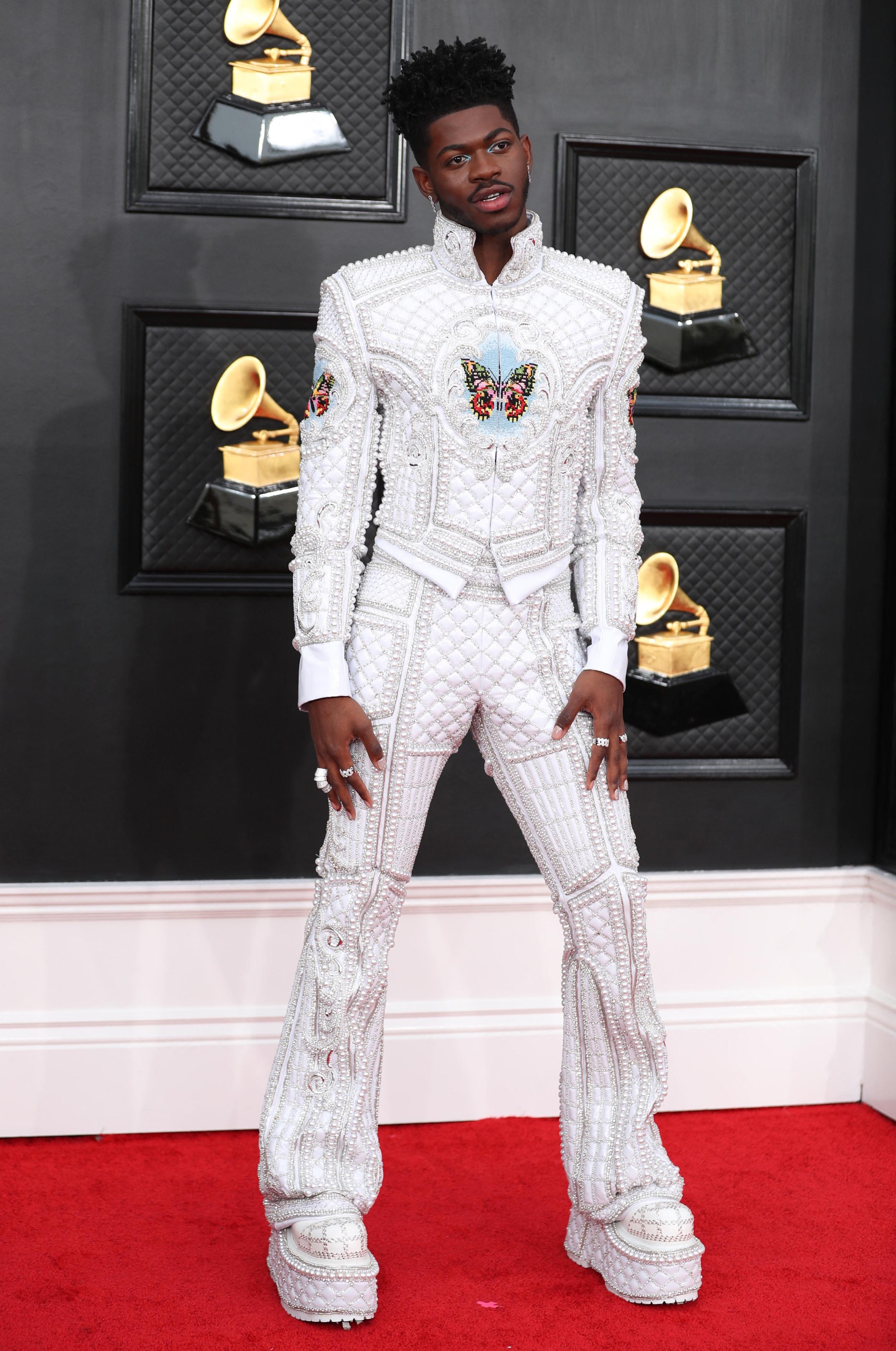 PERLER: En som valgte å ta den helt ut på Grammy-utdelingen var Lil Nas X, i denne perle- og krystalldekkede dressen med matchende sko fra Balmain. 