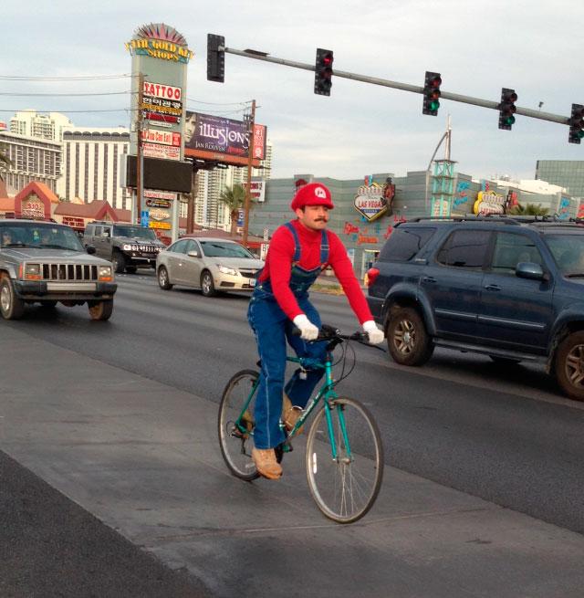 Las Vegas er Las Vegas. Her representert ved Super Mario syklende langs den ikoniske stripa.Foto: Jørgen Elton Nilsen, Hardware.no
