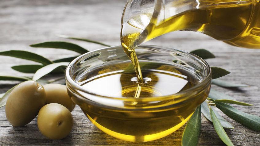 KVALITET: Olivenolje er en svært viktig del av matlaging i store deler av verden. Nå har verdens beste olje blitt kåret. Foto: Scanpix