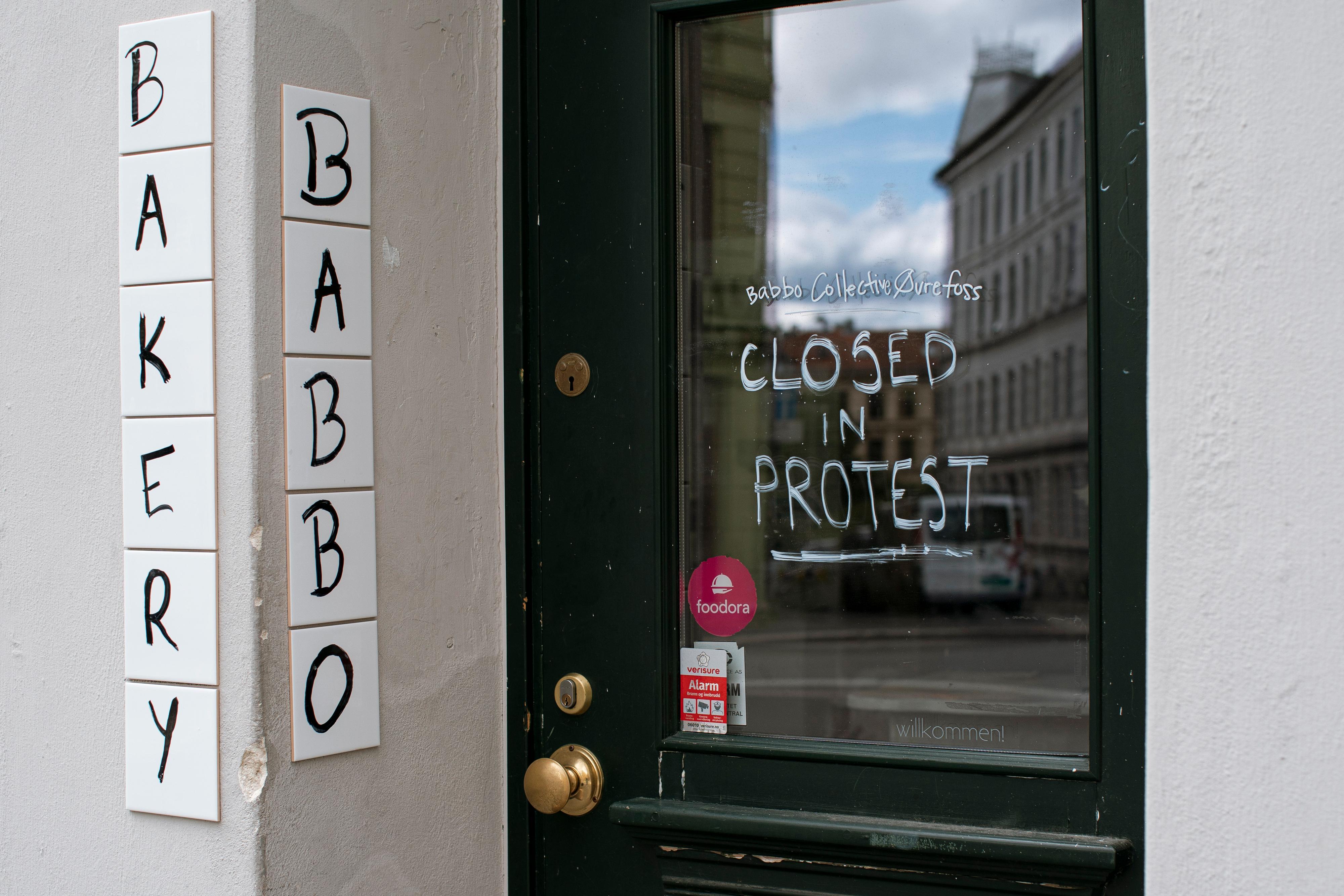 PROTEST: Det sto tydelig skrevet på døren til Babbo Collective på Løkka at de var stengt i protest.
