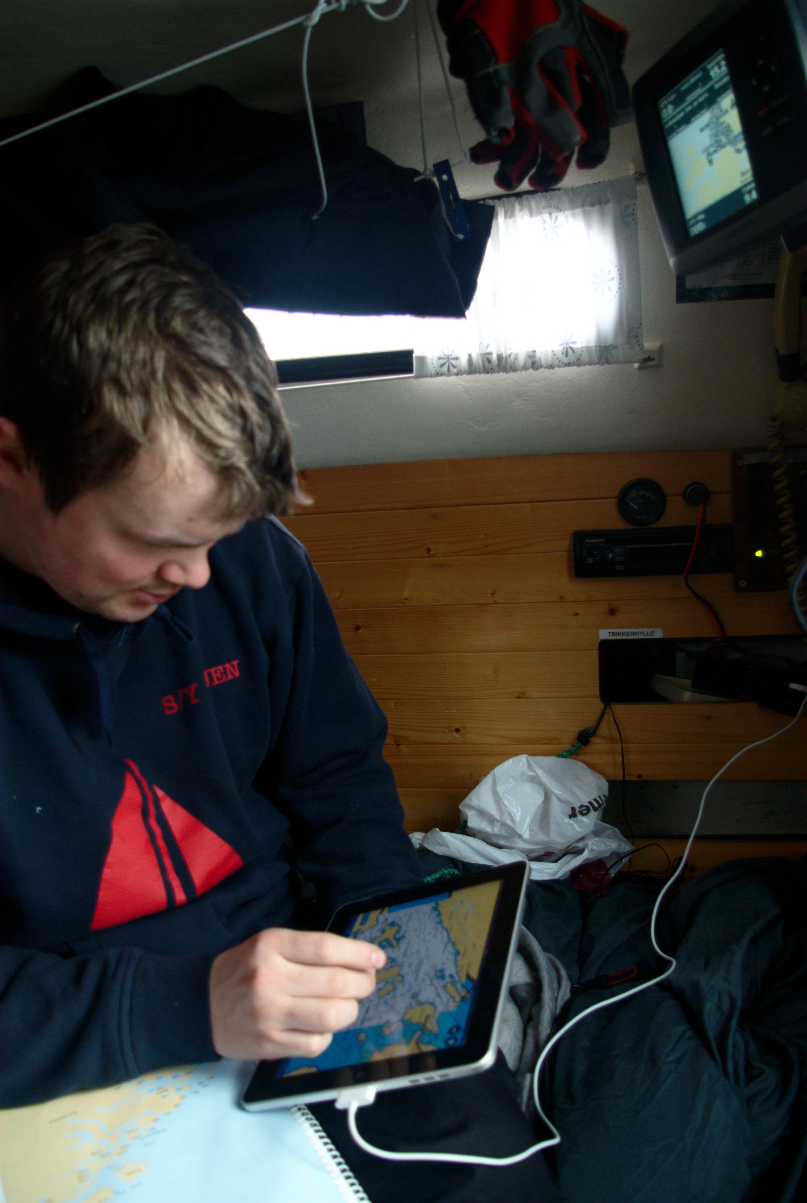 Kaptein Øyvind Nilssen på seilbåten S/Y Duen har jobbet på sjøen som skipselektriker, og går nå styrmannsskole. Han liker iPad og Navionics Marine som planleggingsverktøy.