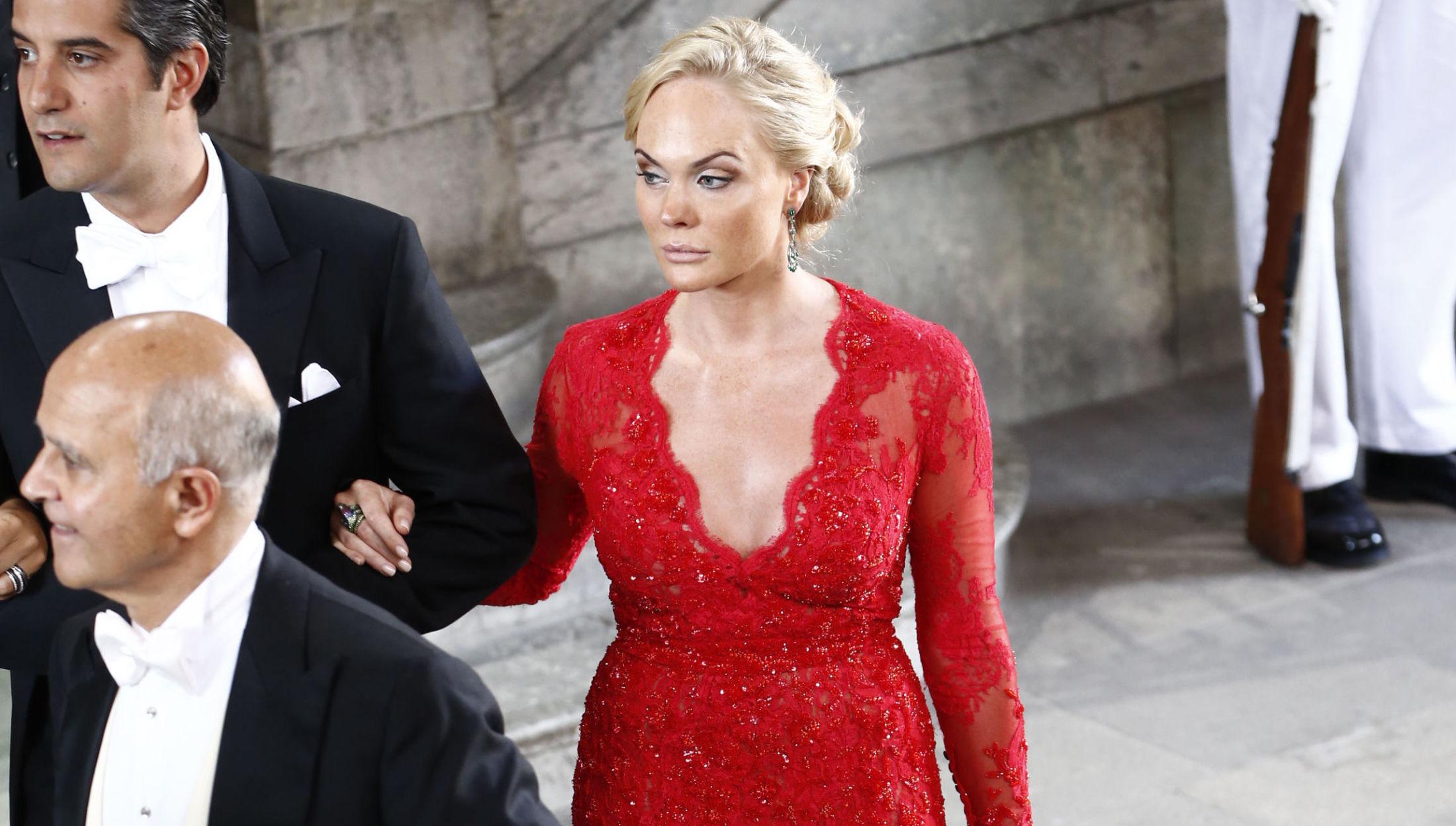 LADY IN RED: Kathrine vakte oppsikt i denne kjolen i bryllupet til prinsesse Madeleine. Legg også merke til den kjente knutevesken fra Bottega Venetta! Foto: Mattis Sandblad / VG