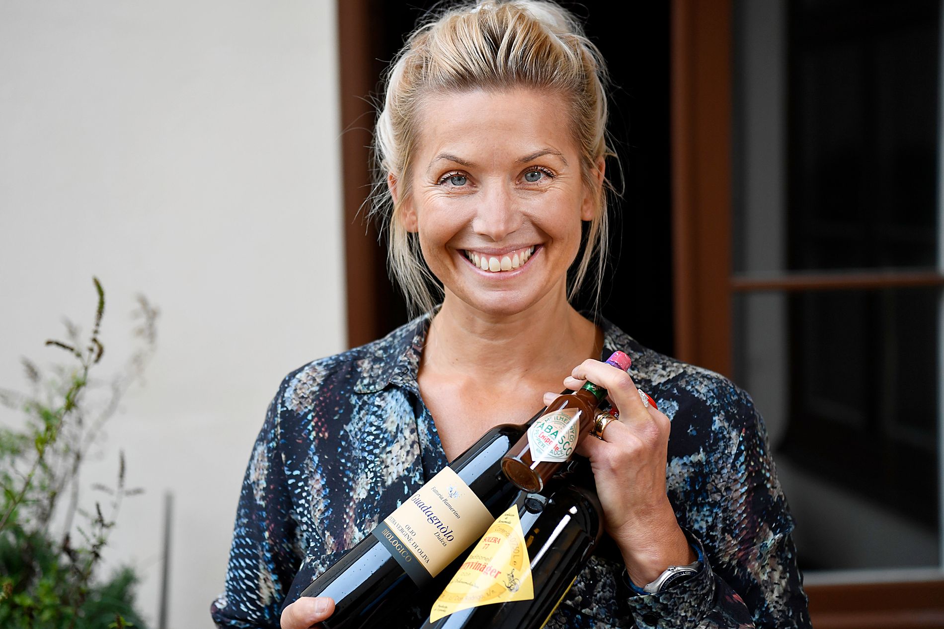 Tina Nordström säljer vitt vin på box. 