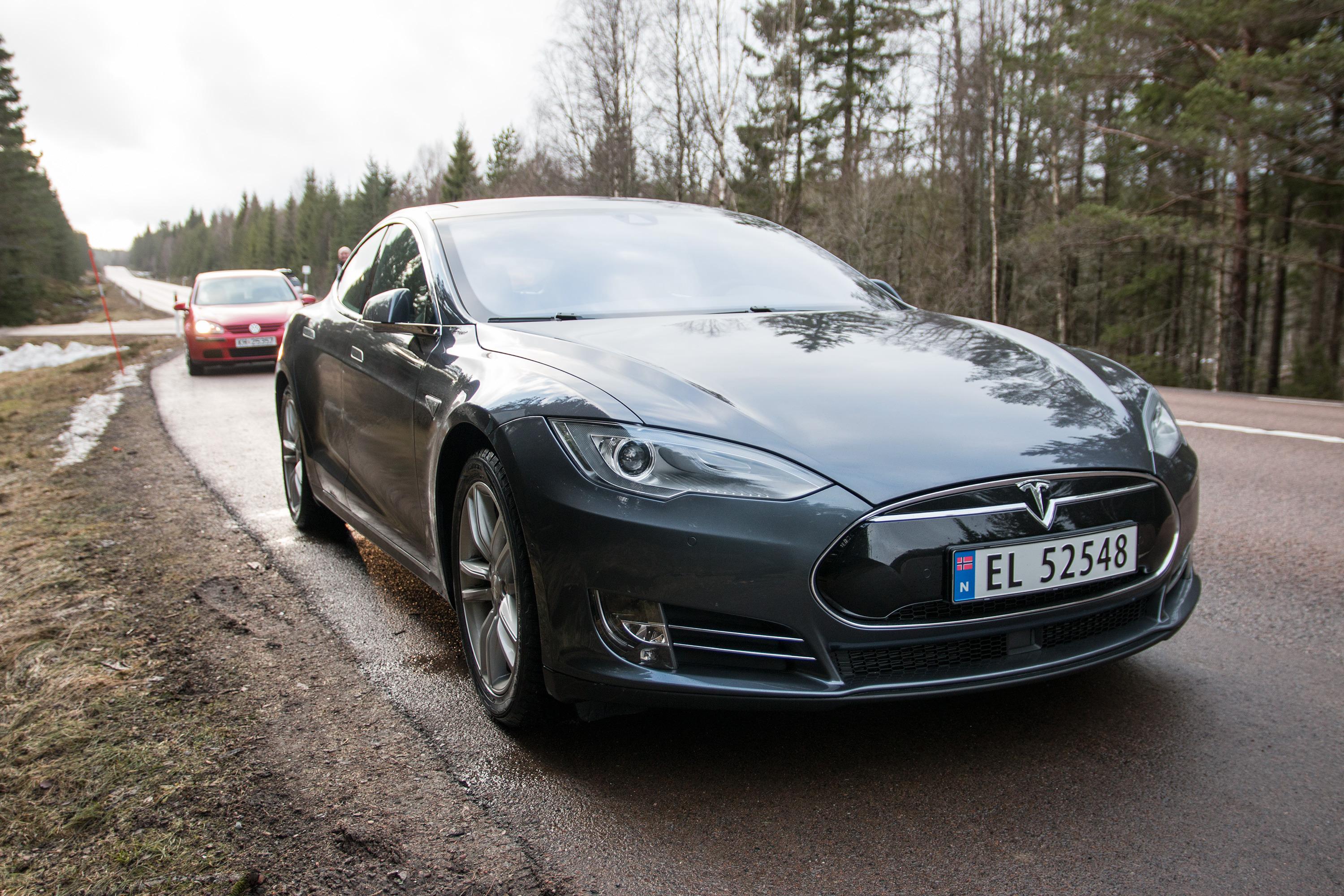 Tesla har rullet ut ny programvare som tillater Model S å kjøre selv under enkelte forhold. Videoene som har dukket opp de siste dagene viser at man likevel bør følge godt med. Foto: Tek.no