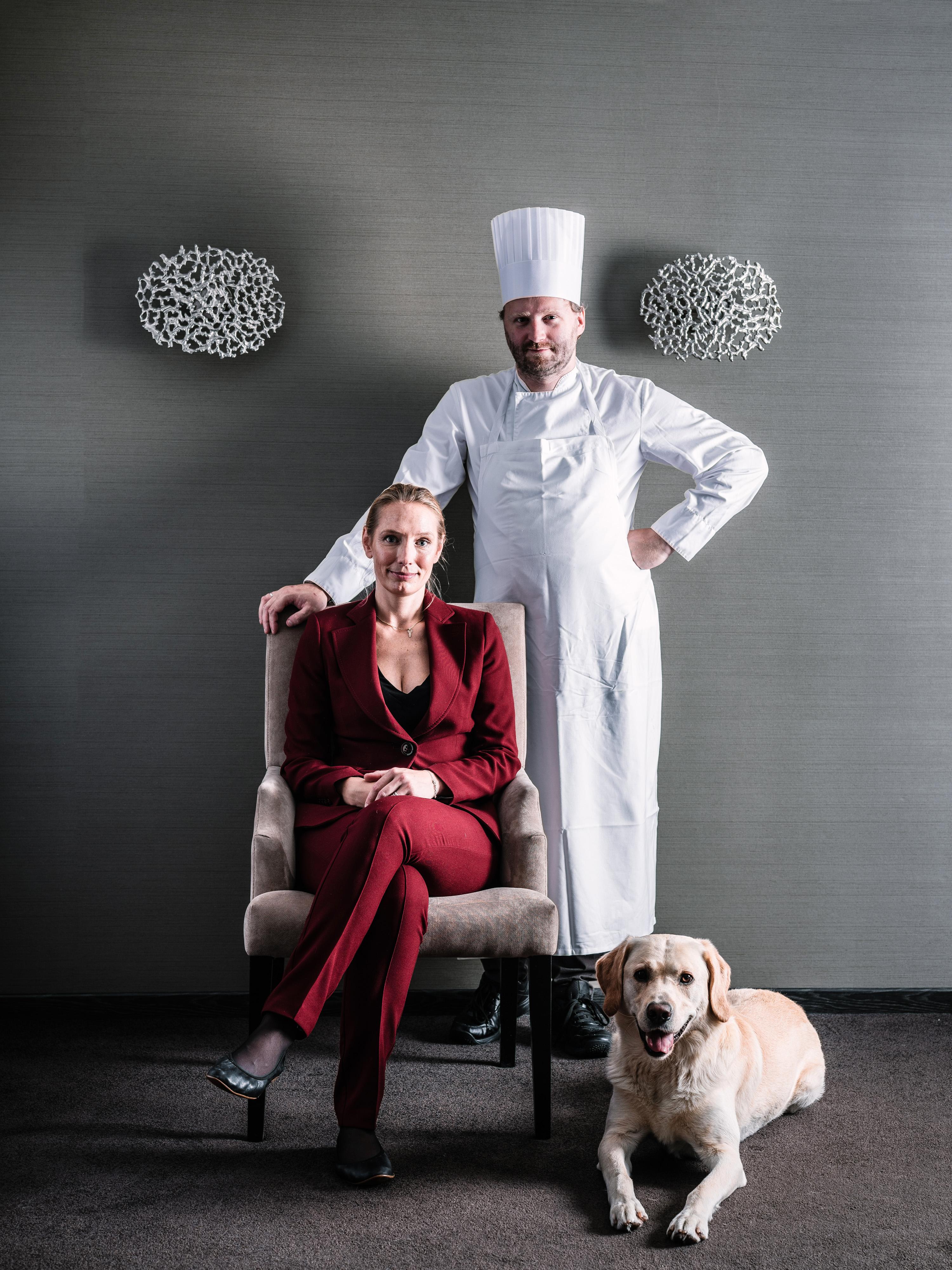 LAGINNSATS: Kjøkkensjef Jepsen understreker at det å motta en Michelin-stjerne krever et helt team. Her er han sammen med konen Mia Kondrup og hunden Jeppe. 