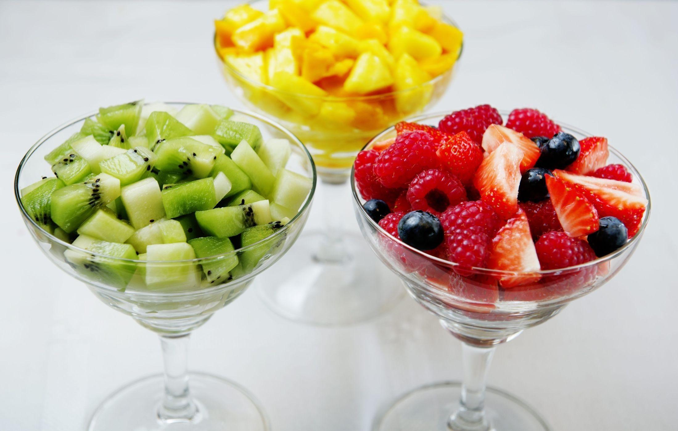 PORSJONERT: Gå gjerne for lik størrelse og lik porsjon av de forskjellige fruktene for å få en lekker og god miks. Foto: Line Møller/VG