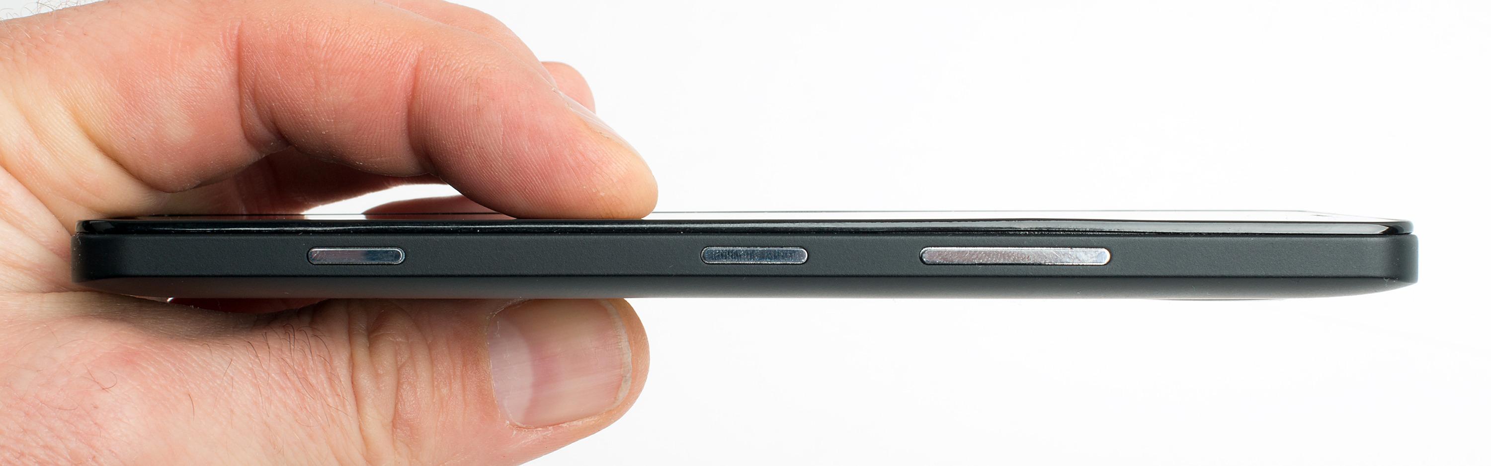 Med en tykkelse på 8,2 millimeter er ikke telefonen av de tynneste – men Lumia 950 virker likevel ikke som noen stor og klumpete telefon. Foto: Kurt Lekanger, Tek.no