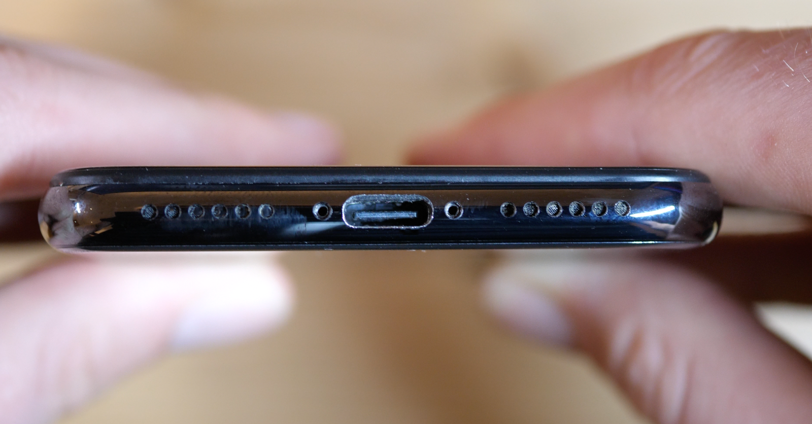 Slik ser bunnen av telefonen ut. Ikke akkurat skrammefri, men så er da også USB-C-inngangen en god del større enn Lightning-porten som kommer som standard på iPhone X.