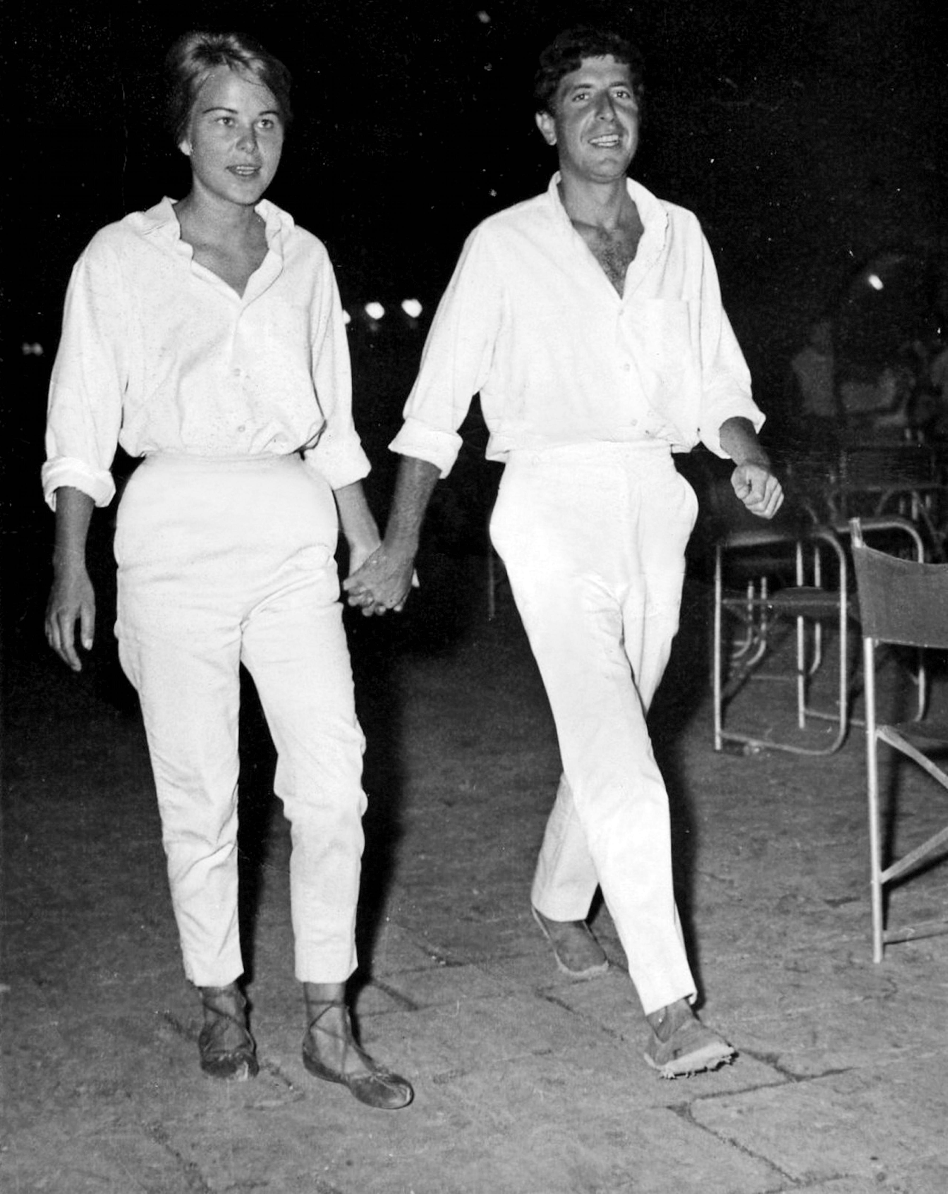 OG DA: Norske Marianne Ihlen og Leonard Cohen i helhvitt i Hellas på 1960-tallet, fra dokumentaren «Marianne & Leonard: Words Of Love Marianne Ihlen».
