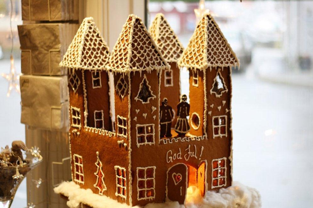 Eva Johansens pepperkakeslott er enkelt, men lekkert pyntet med glasur og gir koselig julestemning fra vinduskarmen.