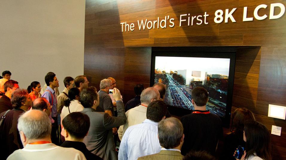8K-oppløsningen har hittil bare blitt demonstrert på større TV-er. Her viser Sharp frem en prototype av sin 8K-TV for et år siden. Foto: Rolf B. Wegner, Tek.no