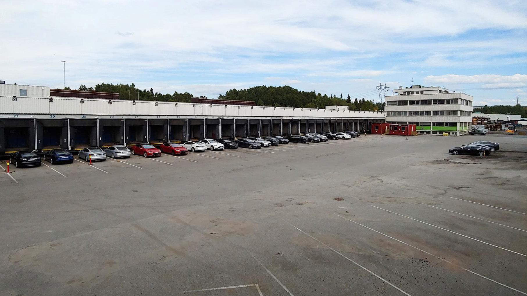 Mange Tesla-biler venter på service på den nye tomten på Karihaugen i Oslo.