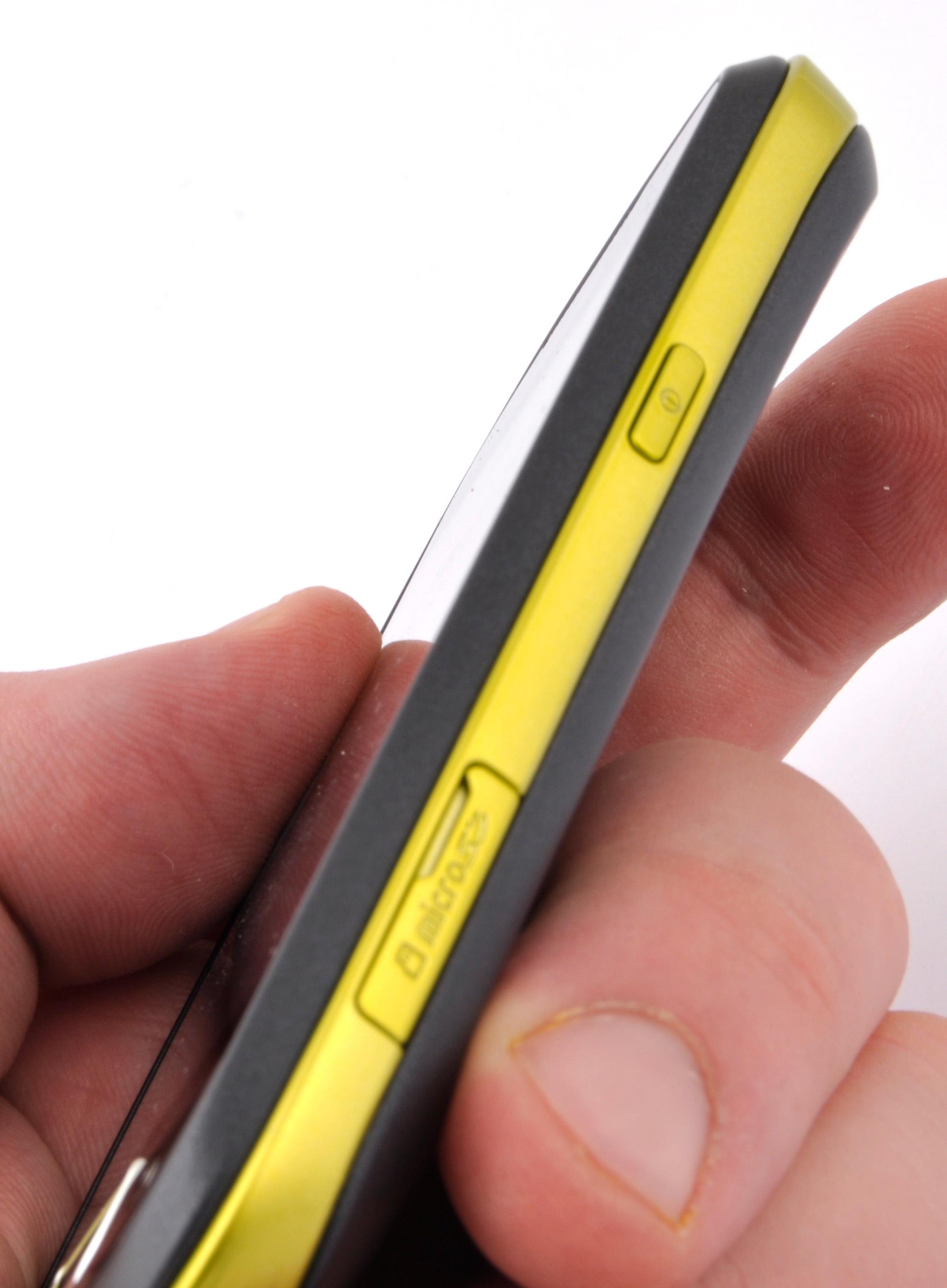 Designen med en farget stripe langs kanten gjør at Galaxy Mini ser tynnere ut enn den føles i hånden.