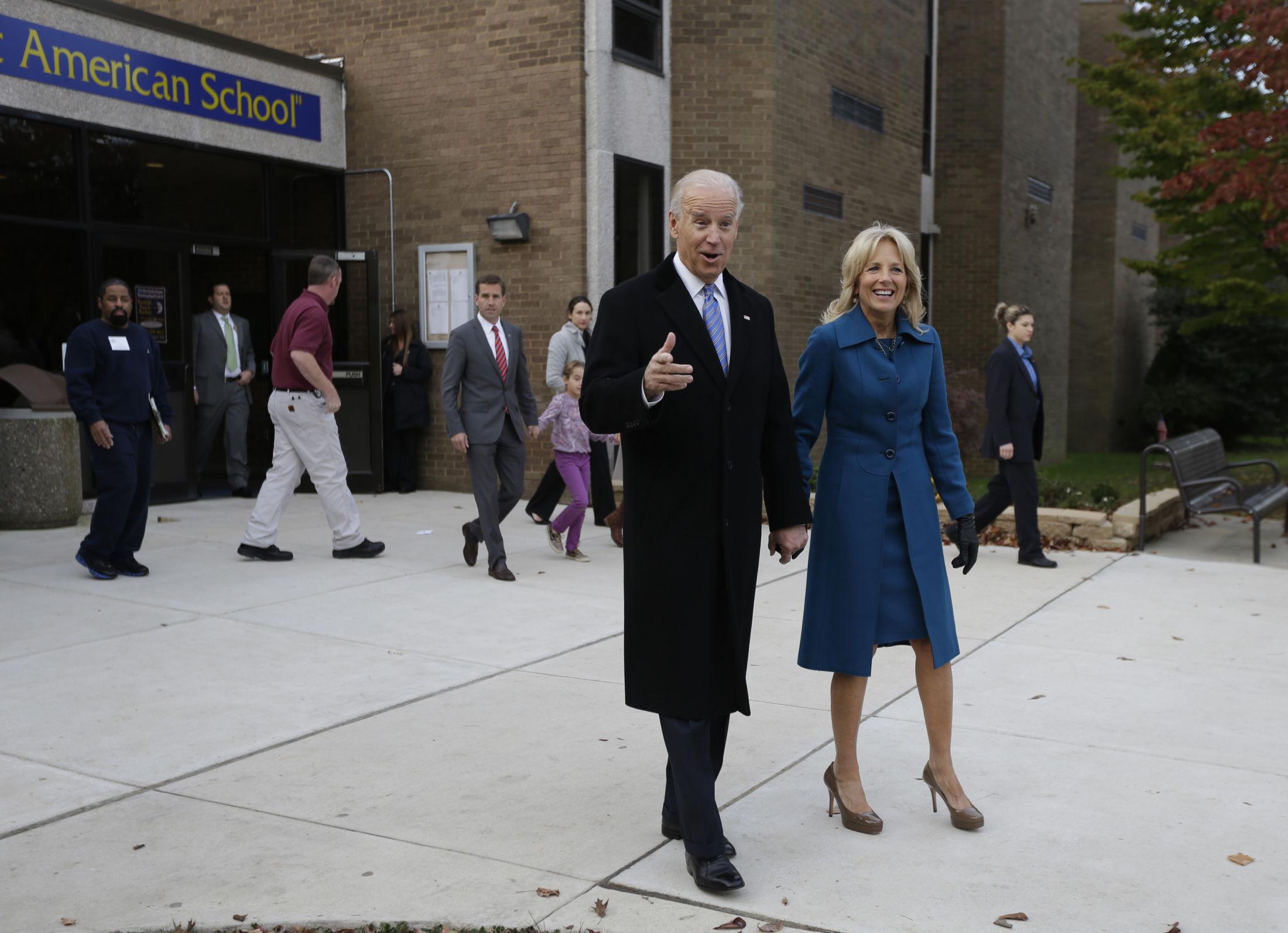 KLASSISK: Joe og Jill Biden var begge klassisk antrukket da de stemte under valget i 2012. Foto: Matt Rourke/AP.
