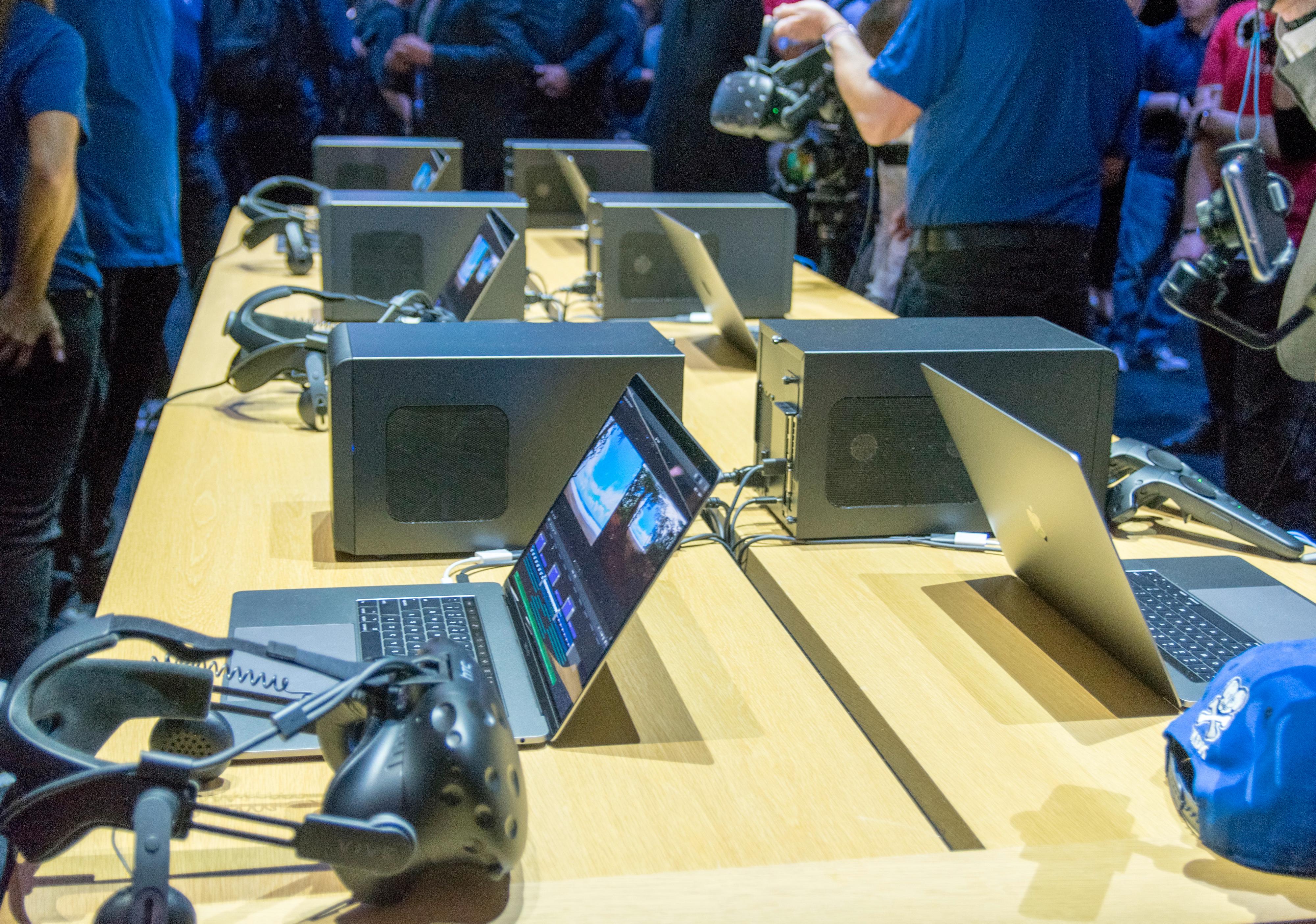 Rader av MacBooker med VR-briller og eksterne grafikkort sto klare i Apples demorom.