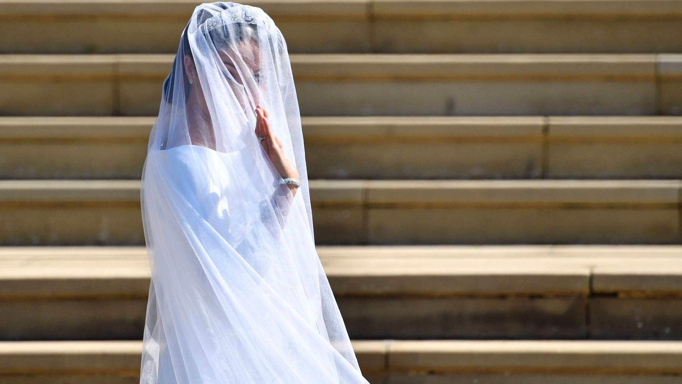 LANGT SLØR: Meghan Markle giftet seg i Givenchy. Foto: Ben Stansall/AFP