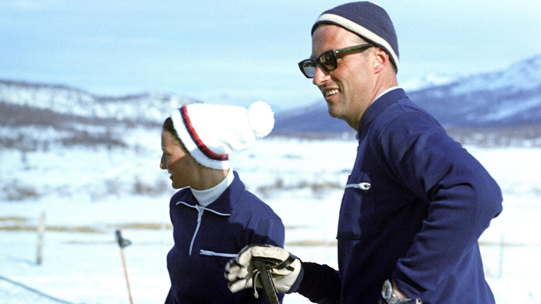 NORGE I RØDT: Hvitt og blått. Kongeparet, som opp gjennom årene har gått mye på ski, i matchende stil på skitur påsken 1968. La deg inspirere! Foto: NTB