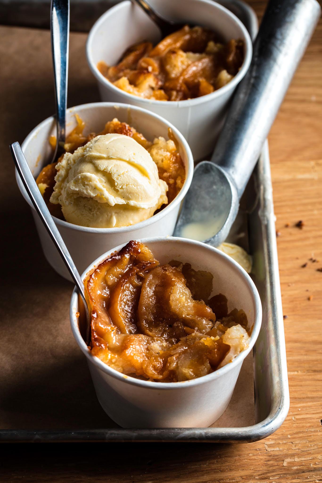 LUNT: En deilig og lun peach cobbler med en kule iskrem er aldri å forakte. Her fra Taliaferros kokebok «Helt Texas BBQ».