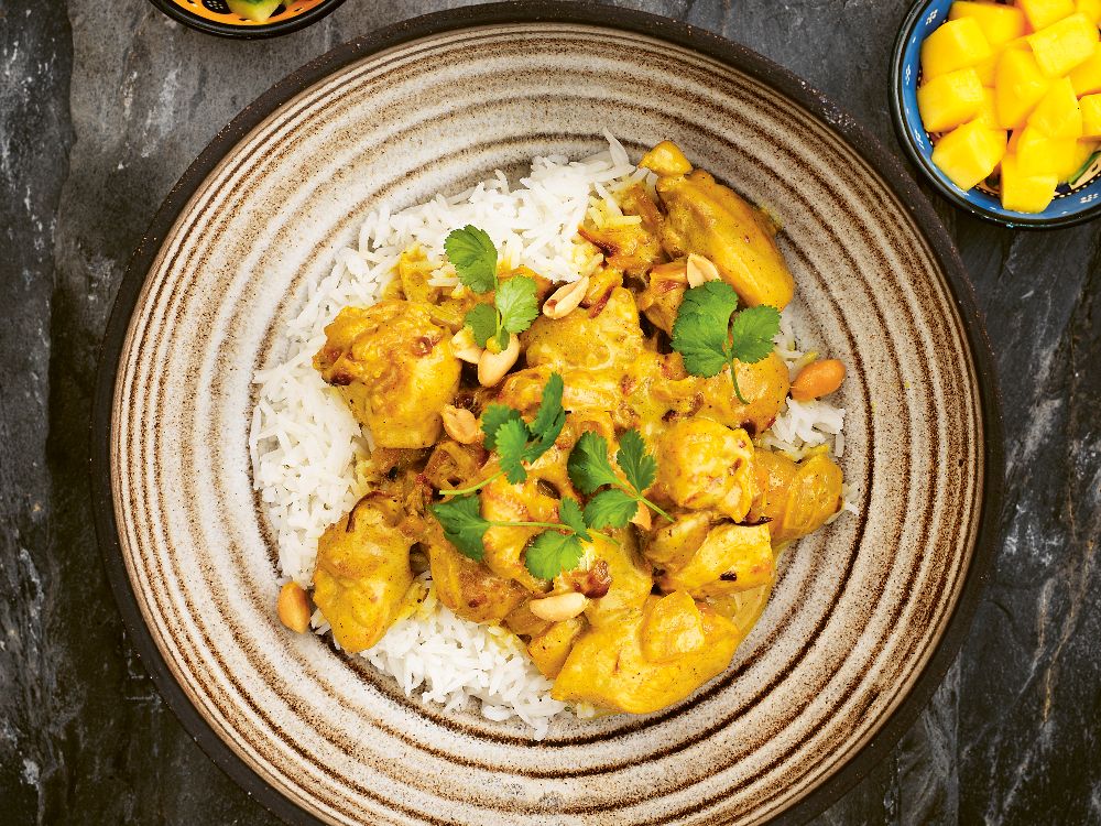 Curry nam nam – solgul kyckling i krämig currysås.