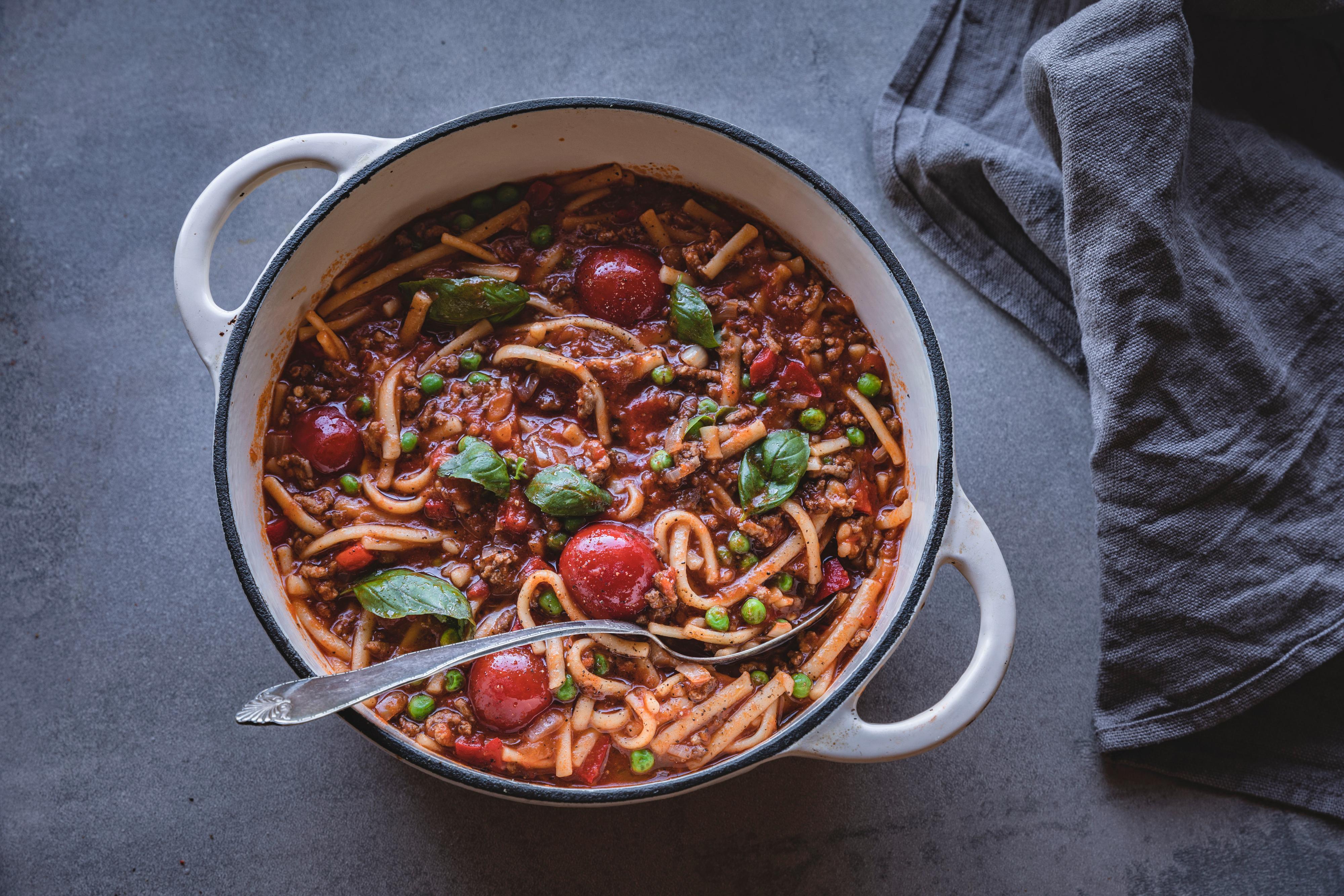 KAN BRUKES TIL SÅ MANGT: Tomatpuré kan brukes til alt fra chutney til italiensk gryte.