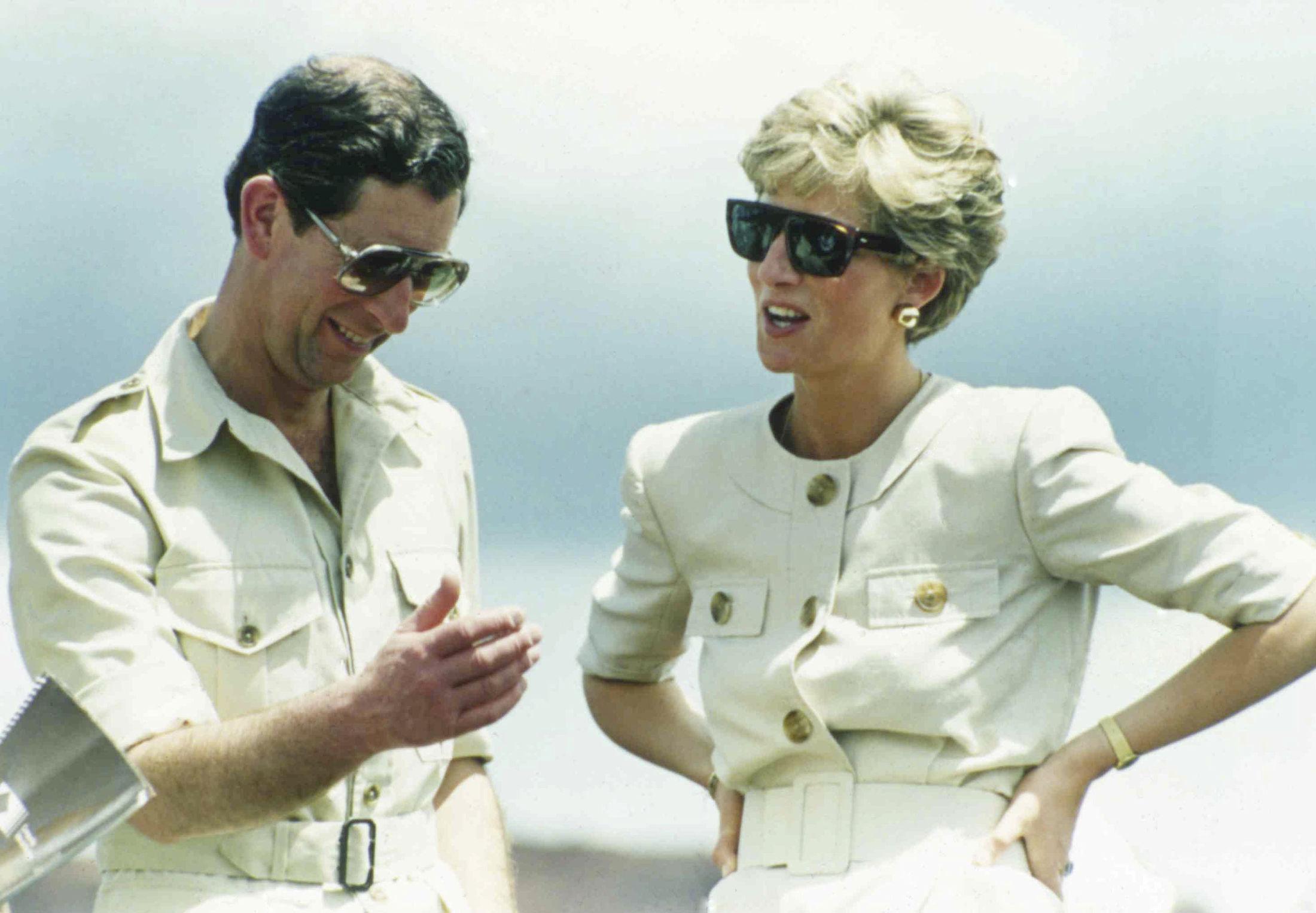 KULE KONGELIGE: Charles og Diana i matchende antrekk i Brasil i 1991. Legg merke til de tidsriktige solbrillene. Foto: Dave Caulkin/AP.