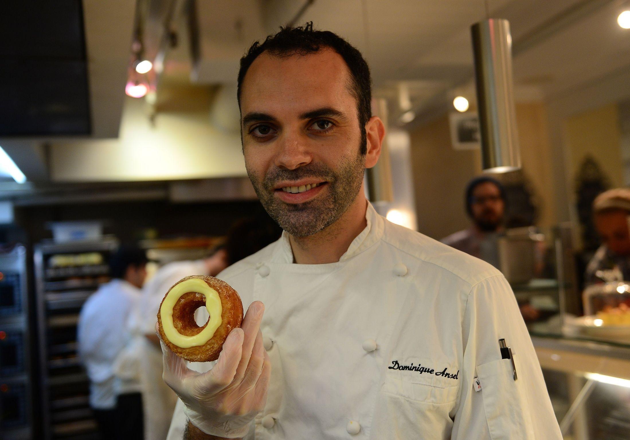 BAKEKONGEN: Dominique Ansel har blitt verdensberømt for The Cronut som han lanserte i mai 2013. Nå har han utviklet en ny hybrid-dessert, som sprer seg over amerikanske medier. Foto: AFP/Emmanuel Dunand
