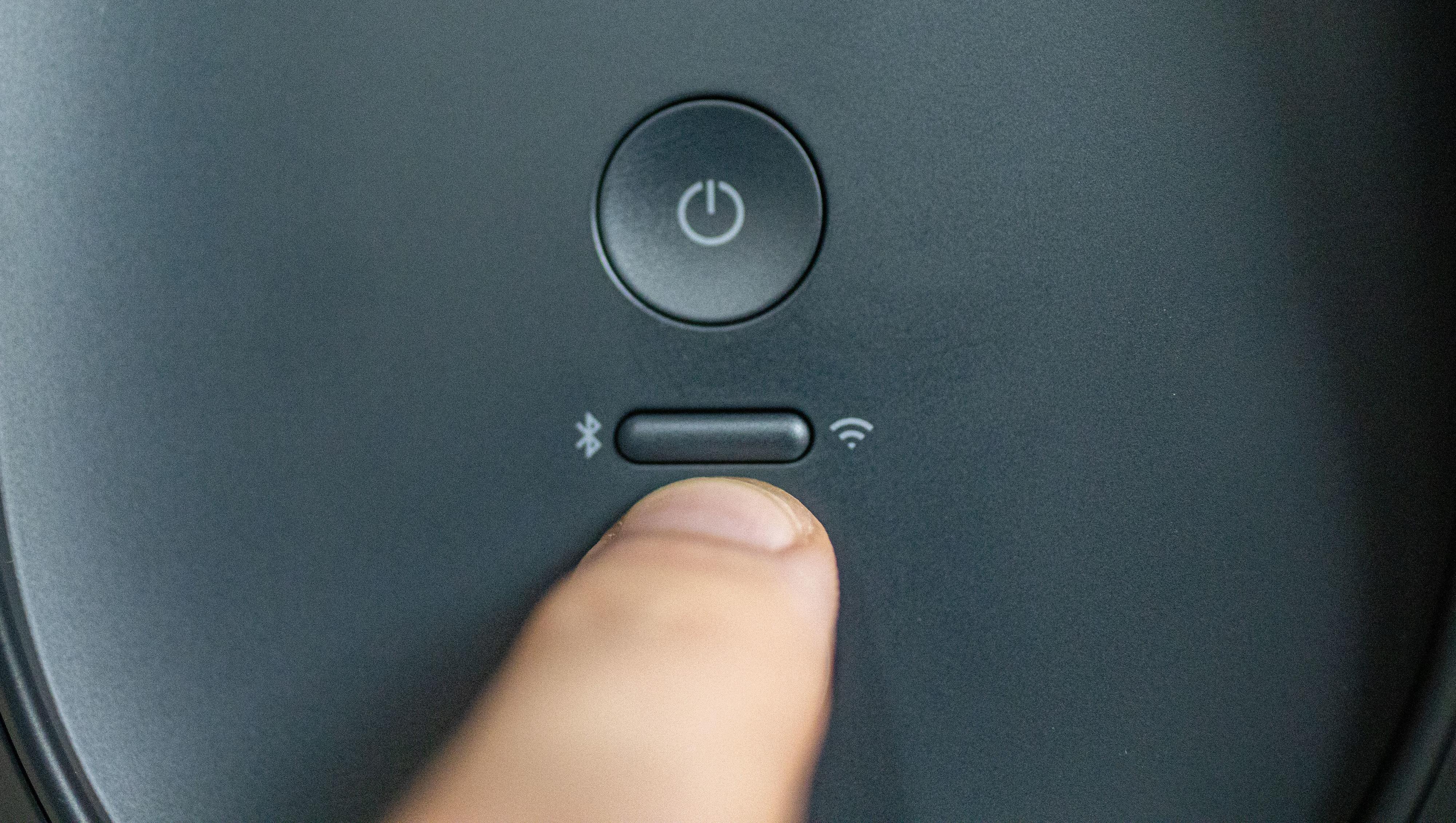 En enkel knapp på baksiden bytter mellom WiFi- og Bluetooth-modus.