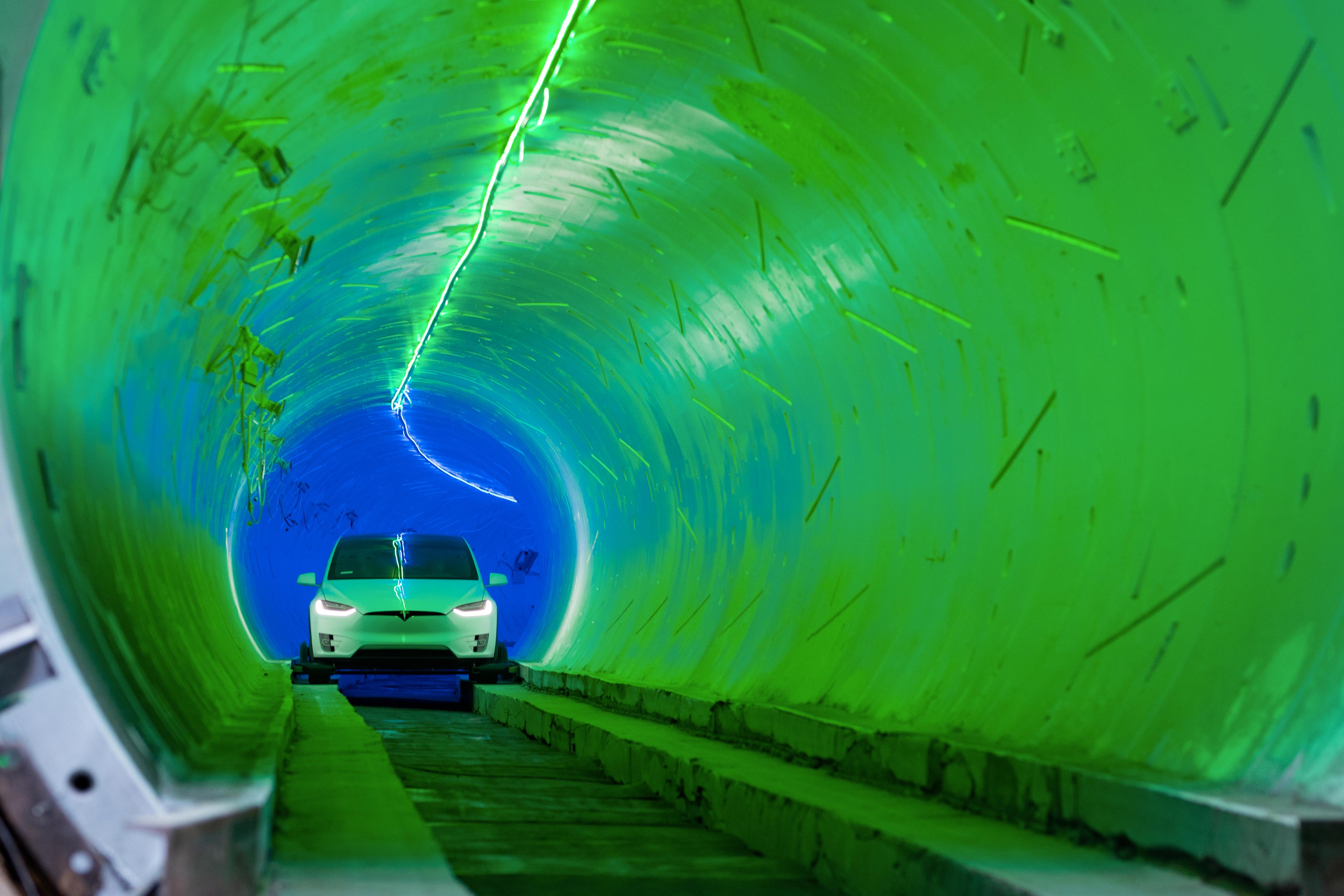 I testtunnelen under Los Angeles viste forskjellige farger hvor raskt man kunne kjøre.