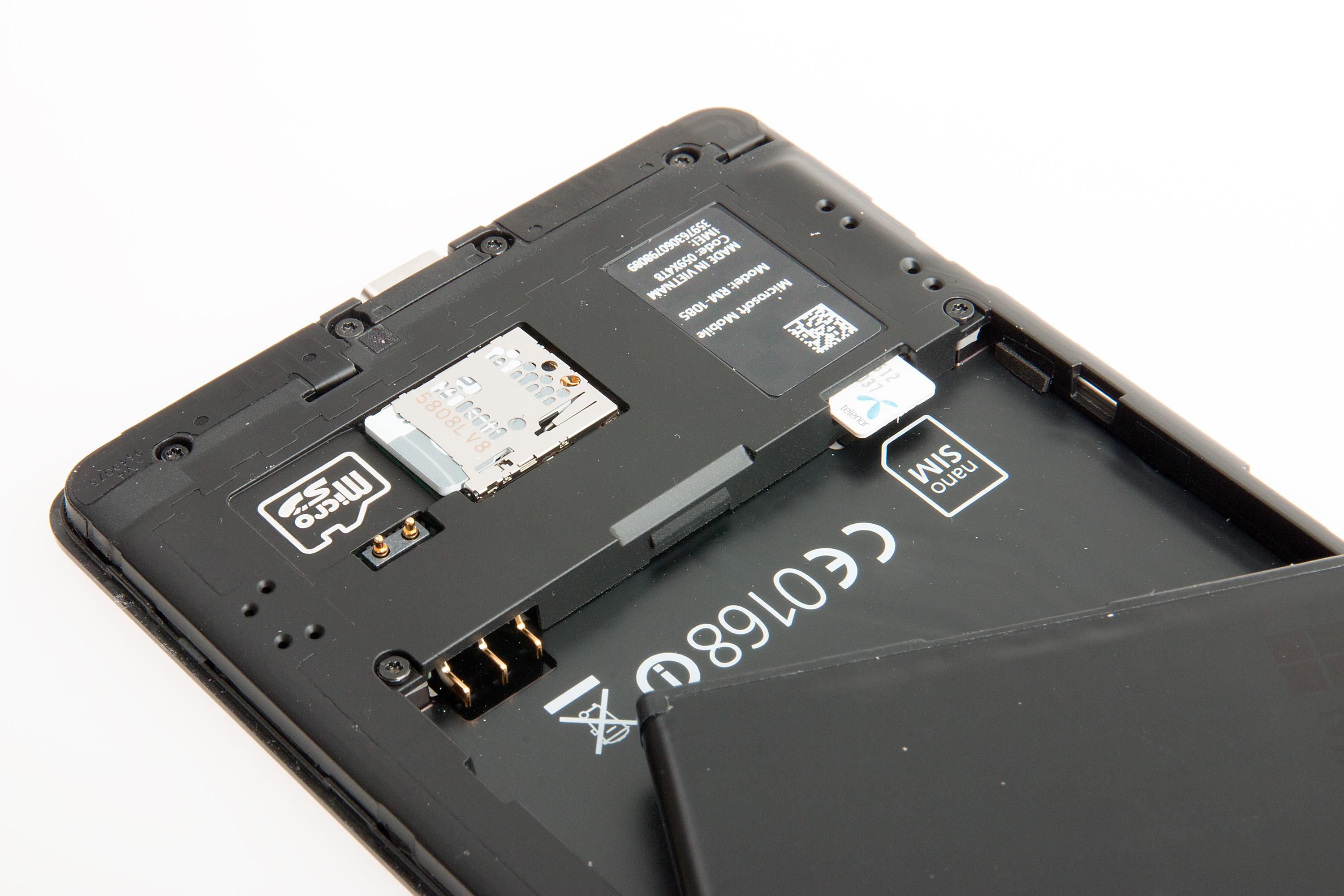Du må ta ut batteriet for å komme til SIM-kortet, mens MicroSD-kortet er tilgjengelig bare ved å ta av bakdekselet. Foto: Kurt Lekanger, Tek.no