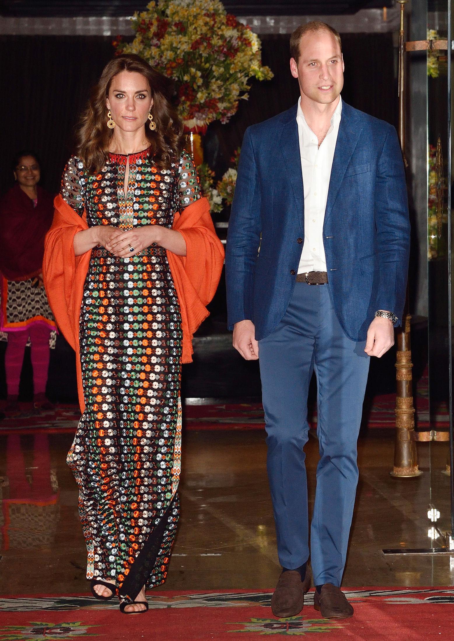 FARGERIK: Kate var iført en kjole fra Tory Burch og et oransje sjal over skuldrene da hertugparet møtte den bhutanske kongen og dronningen. Legg merke til prins Williams freshe jakke og bukse. Foto: Getty Images