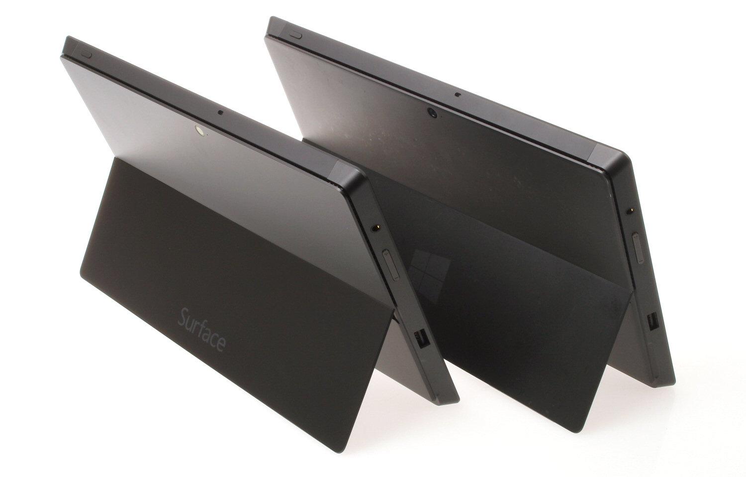 En forskjell ligger i selve pynten – Surface Pro har Windows-logo, mens Pro 2 har fått merkevarenavnet sitt på ryggen.Foto: Vegar Jansen, Hardware.no