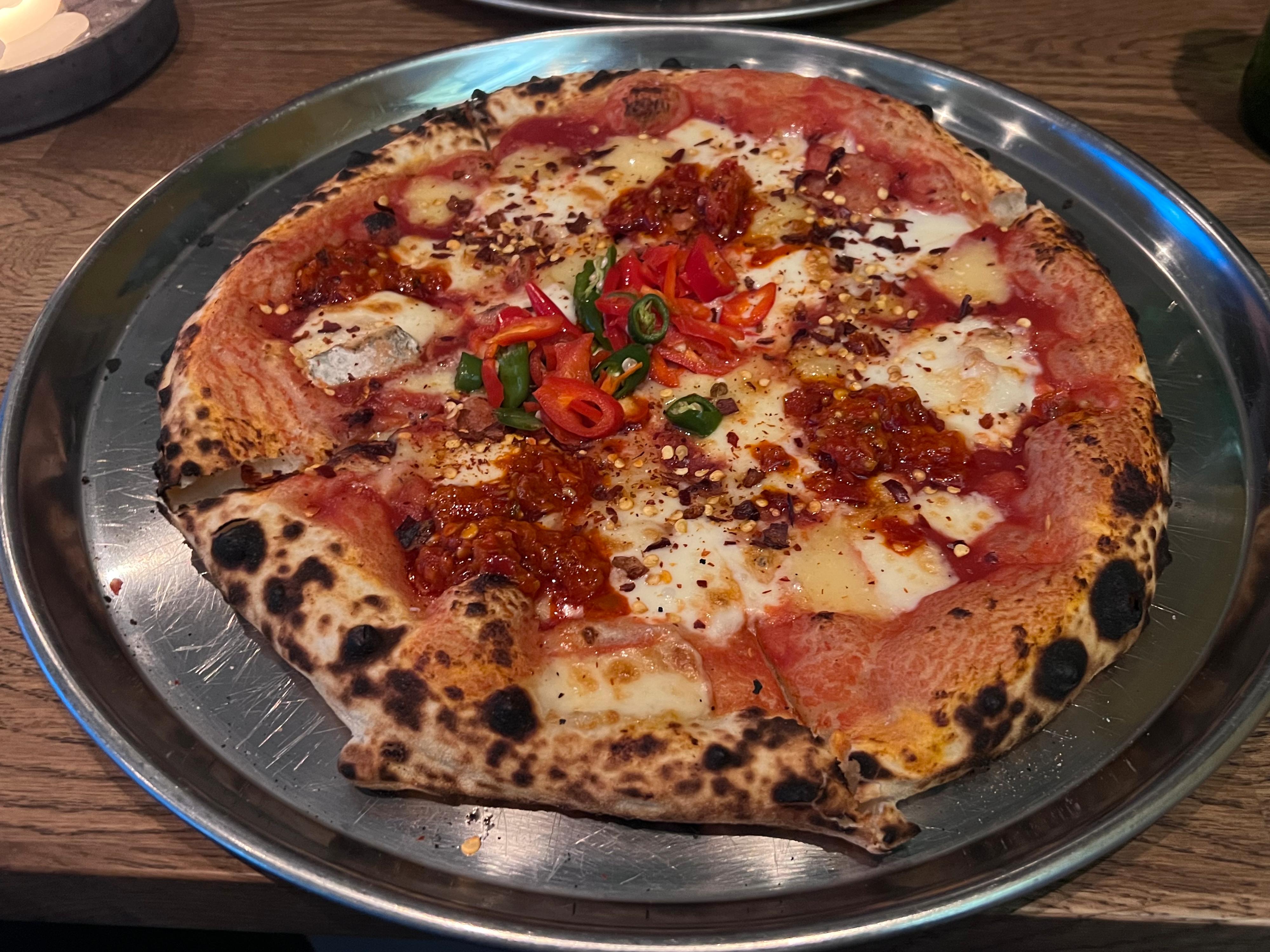 EN STERK OPPLEVELSE: Chili Cheese-pizzaen fra ZZ Pizza i Oslo vekker sansene. ZZ fikk terningkast fem av Godts matanmelder. 